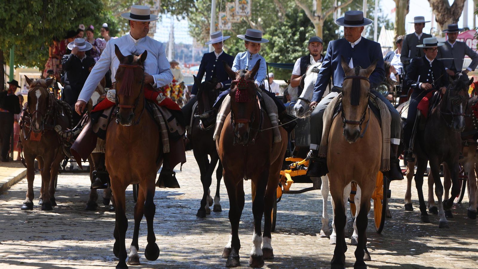Una jovencísima amazona es guiada por su padre y su abuelo.