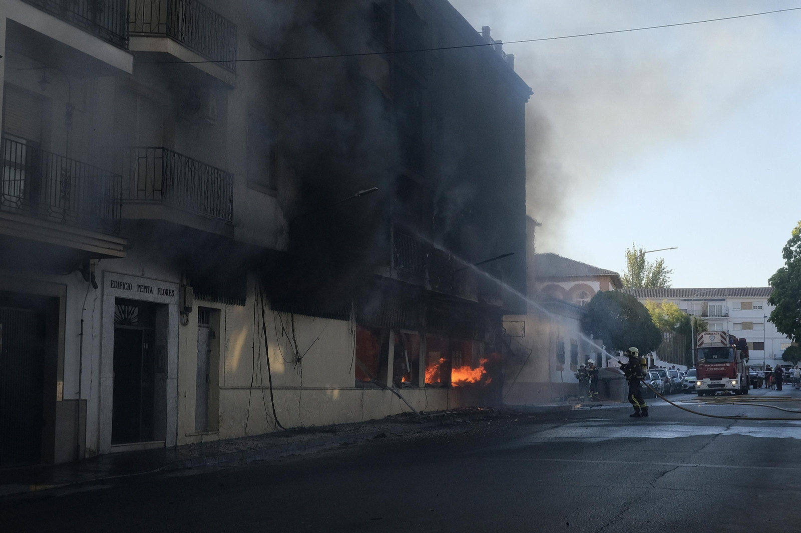 Incendio de un edificio de 18 viviendas en Ronda, en fotos