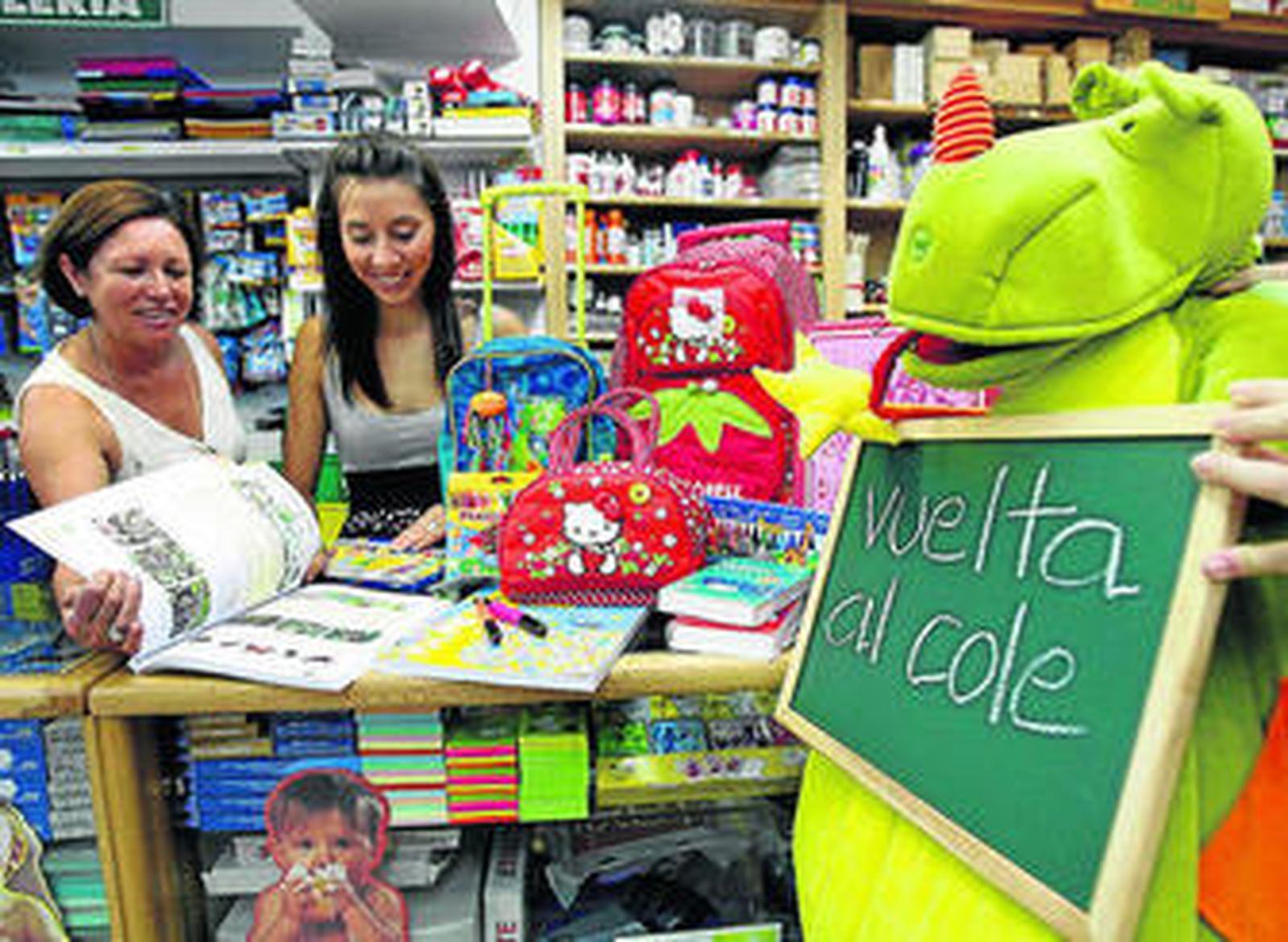 Dos mujeres observan los libros de texto de un establecimiento.