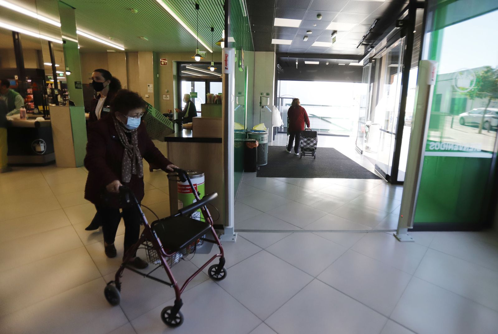 Imágenes de las mejoras del Mercadona de La Palma del Condado para el ahorro energético