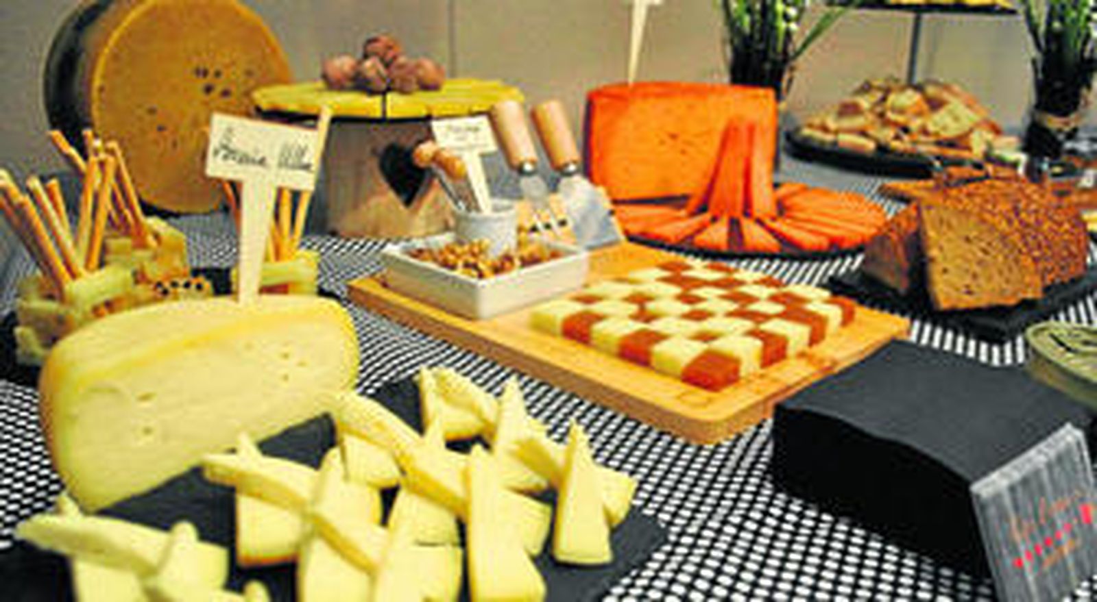 1. Mesa con algunos de los quesos que trabajan. 2. Una de las especialidades que ofrecen es el queso 'tête de moine' (cabeza de monje) cortado en una peculiar forma de flor. 3. Queso de Mahón en aceite. 4. Otro de sus fuertes es la curiosa presentación de los quesos y su maridaje. 5. Inmaculada Gutiérrez.