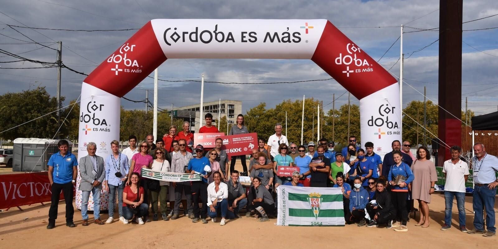 Foto de familia a la finalización del Raid Córdoba Bahrain Victorious.