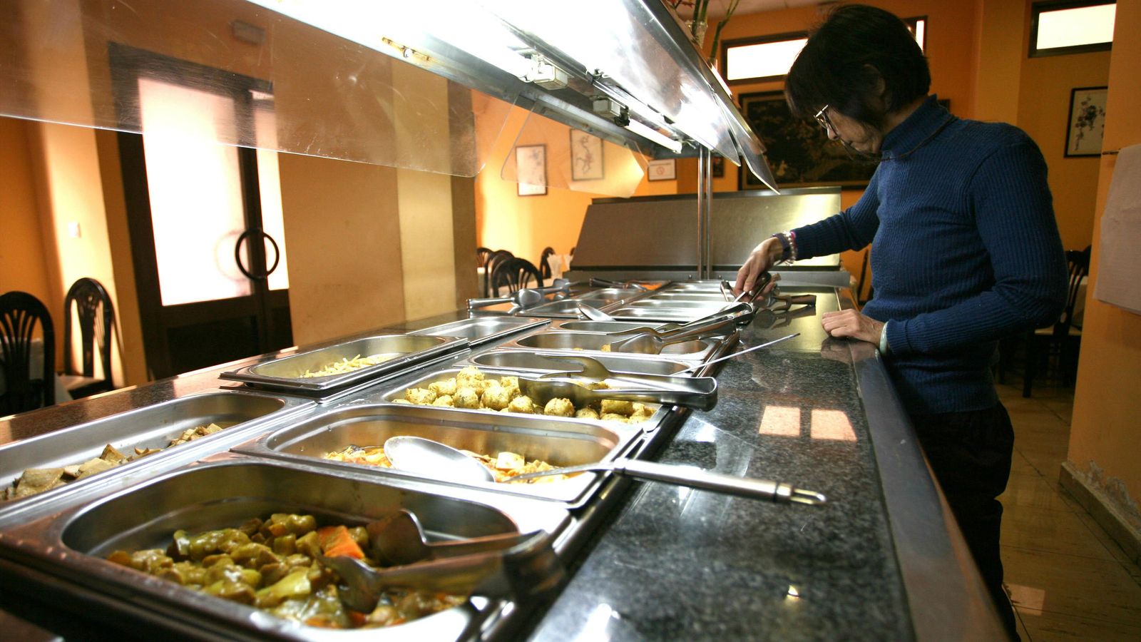 Para no sobrealimentarse en los bufés, una solución es llenar medio plato con ensalada y el resto con aquello que nos apetezca probar.