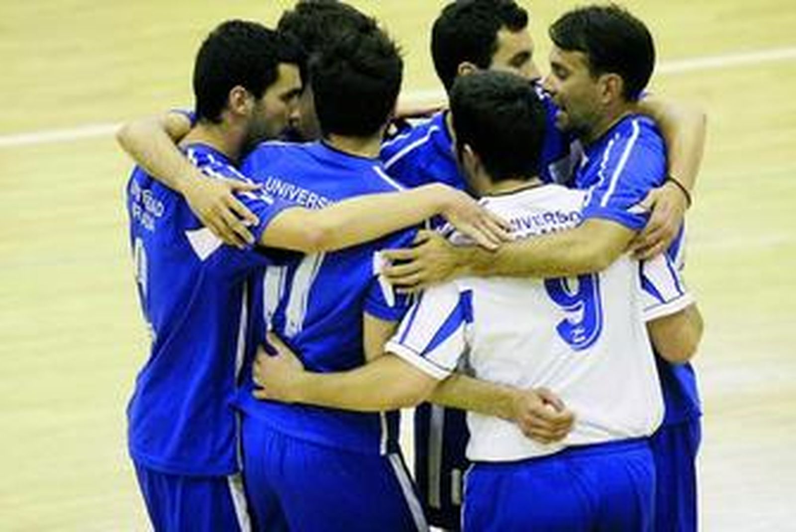 Los universitarios festejan el ascenso tras imponerse en el choque de ayer al Magenta Riveira.