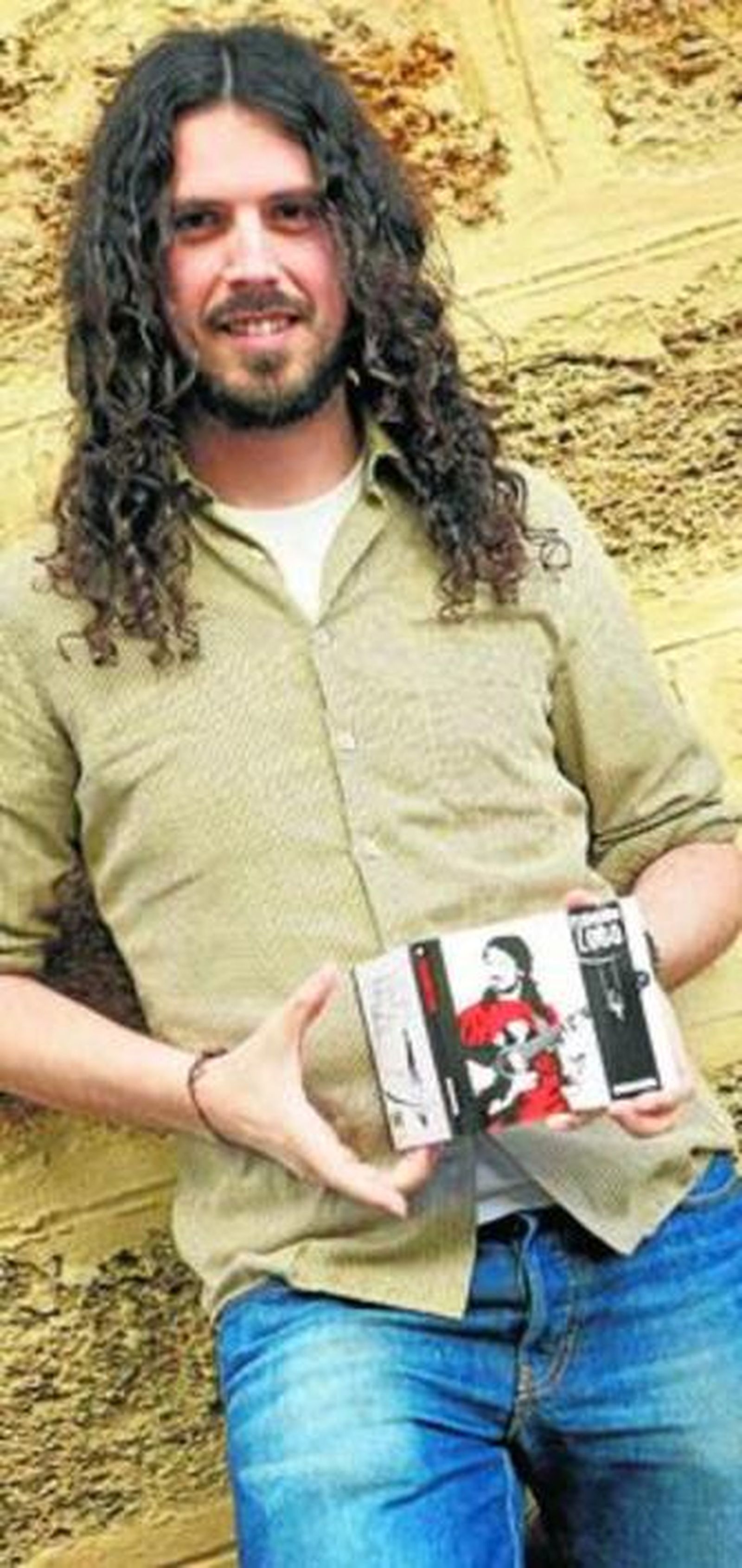 Fernando Lobo posa con su nuevo trabajo en las manos.