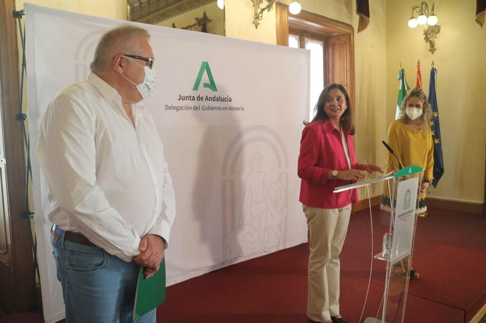 El delegado Emilio Ortiz, la directora general del IAJ, Carmen Poyato, y Rosa Maldonado, coordinadora del IAJ en Almería