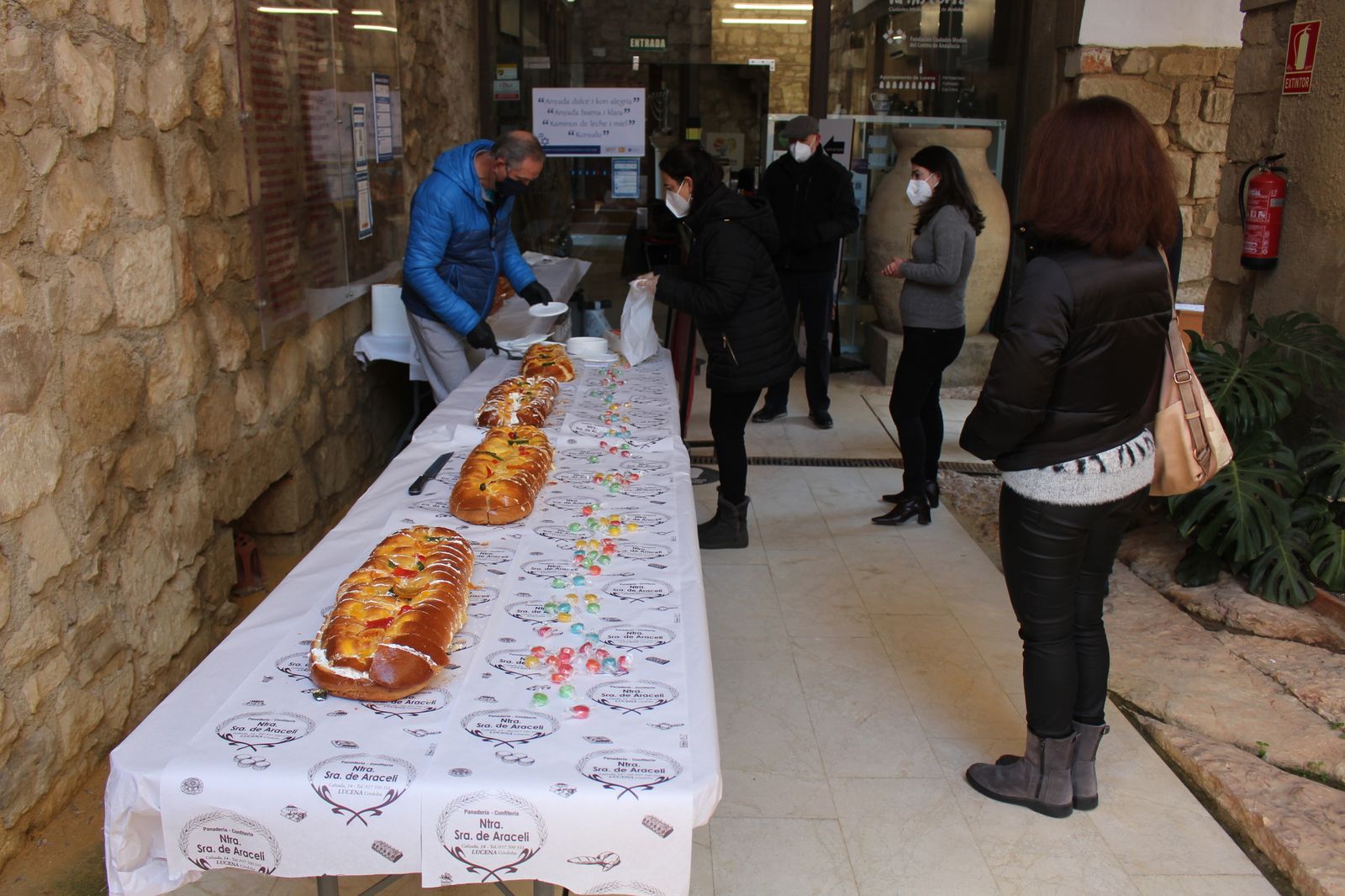 El roscón de Reyes gigante y solidario de Lucena, en fotografías