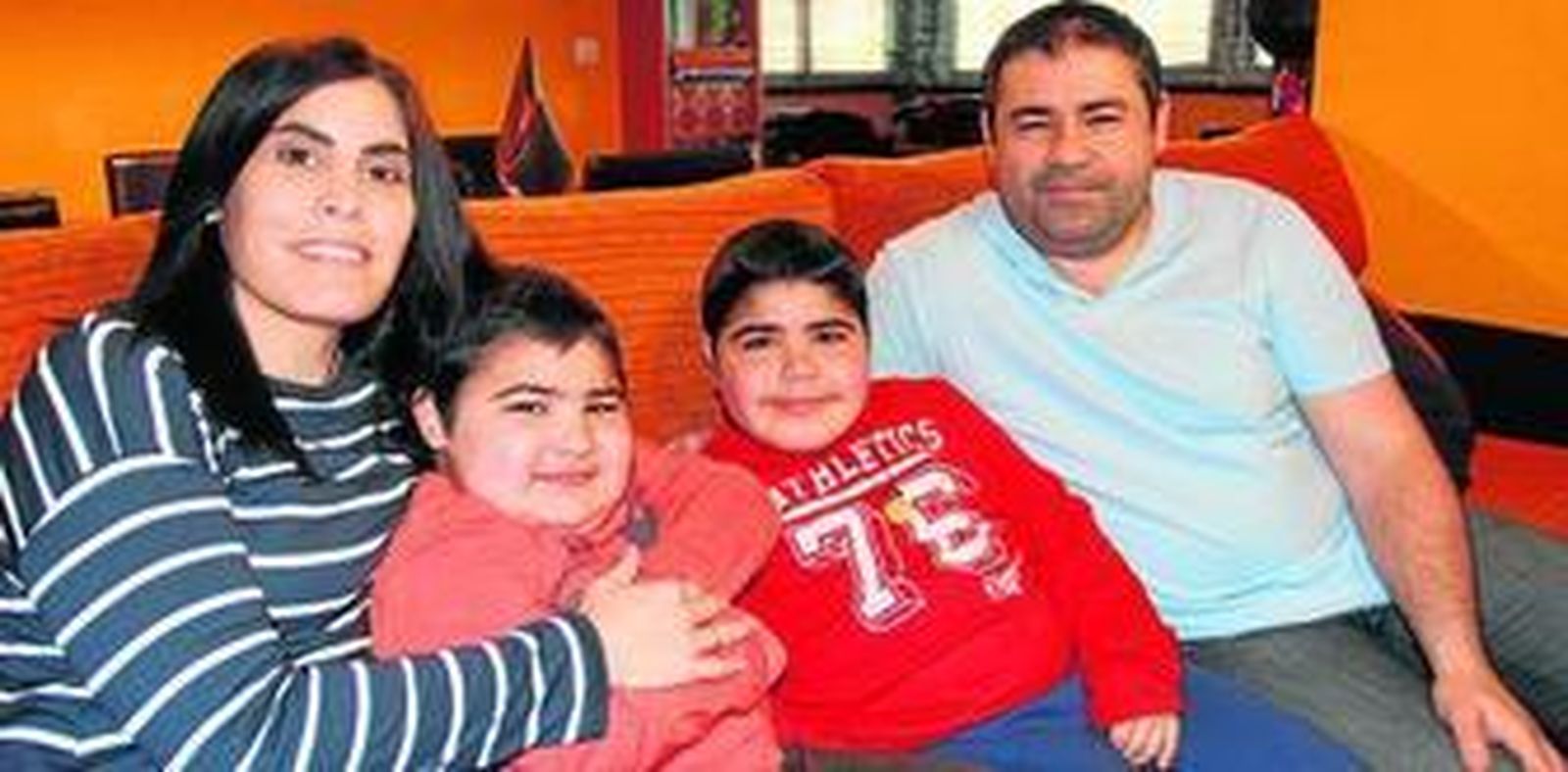 Charo y Ángel Manuel, junto a sus pequeños Óscar y Jesús, ambos afectados por la misma enfermedad degenerativa.