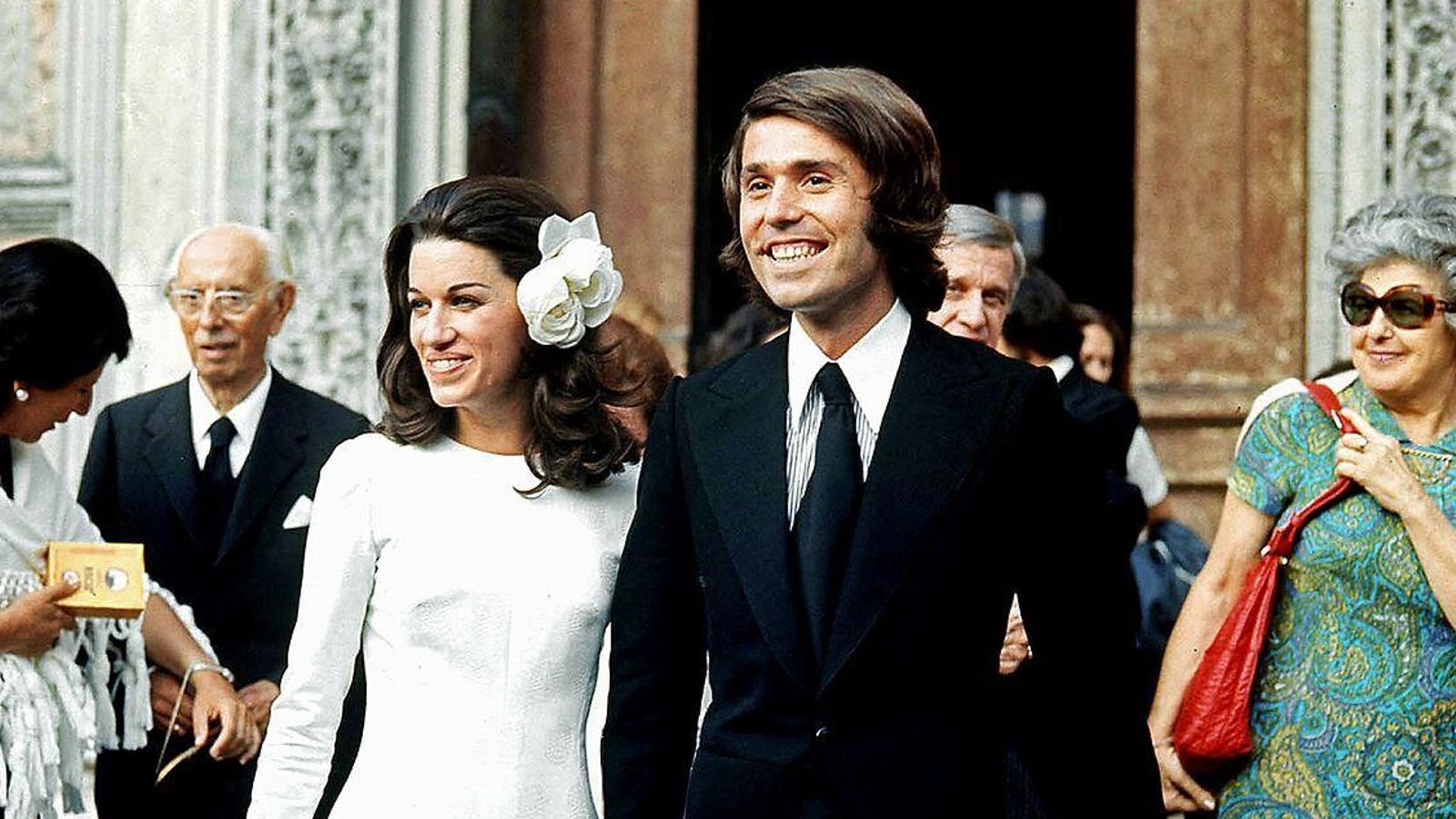 Raphael y Natalia Figueroa en la boda del 14 de julio del 72, compartida hoy en las redes