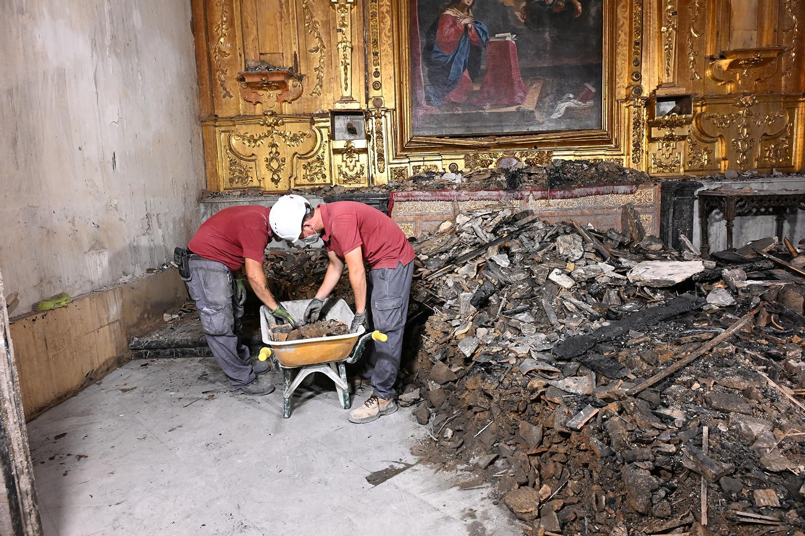 Obras en la Mezquita-Catedral tras el incendio.