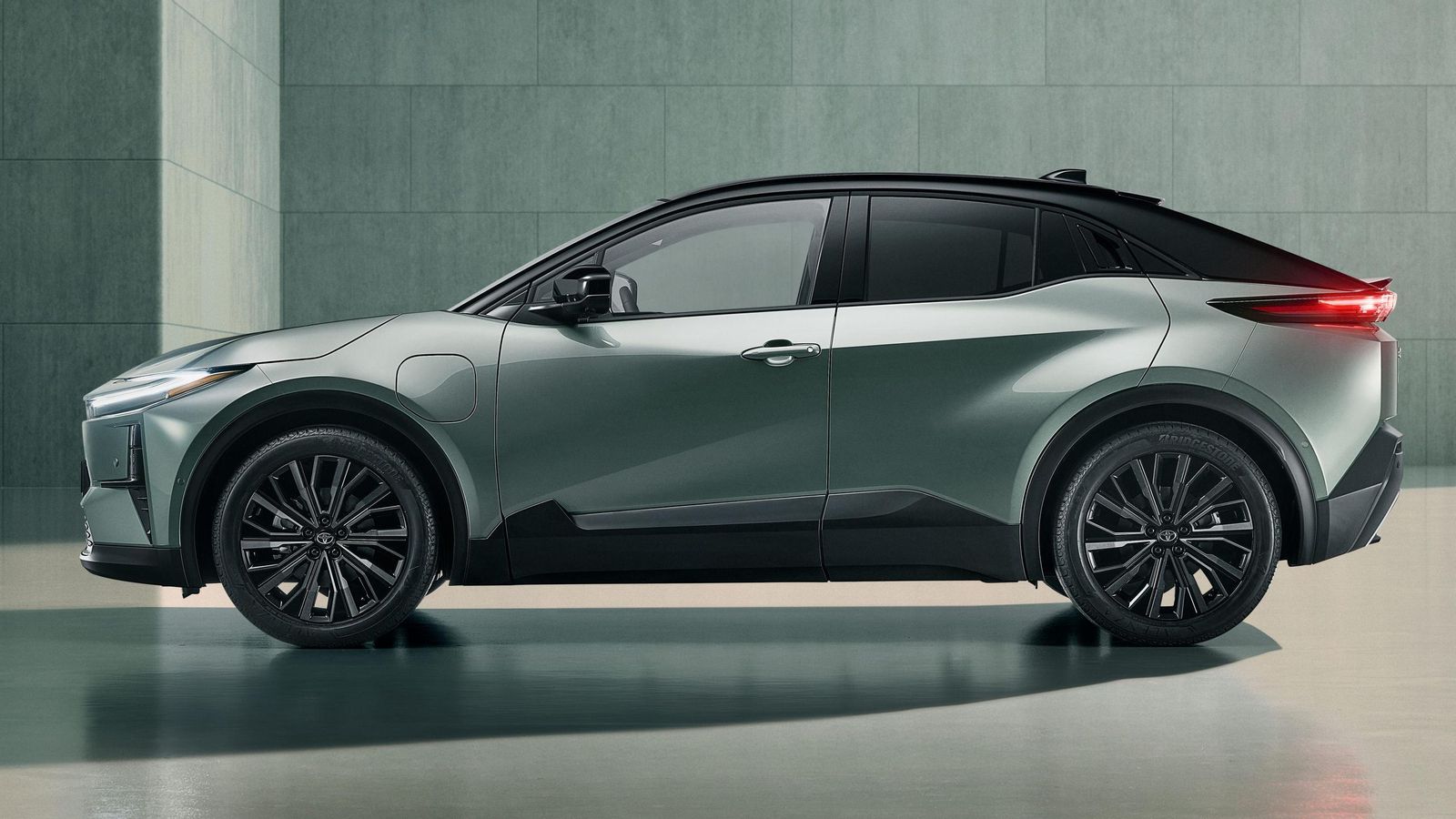 La silueta del CH-R+ es extremadamente aerodinámica, aunque Toyota aún no ha aportado el dato definitivo de Cx de este SUV. La silueta del CH-R+ es extremadamente aerodinámica, aunque Toyota aún no ha aportado el dato definitivo de Cx de este SUV.