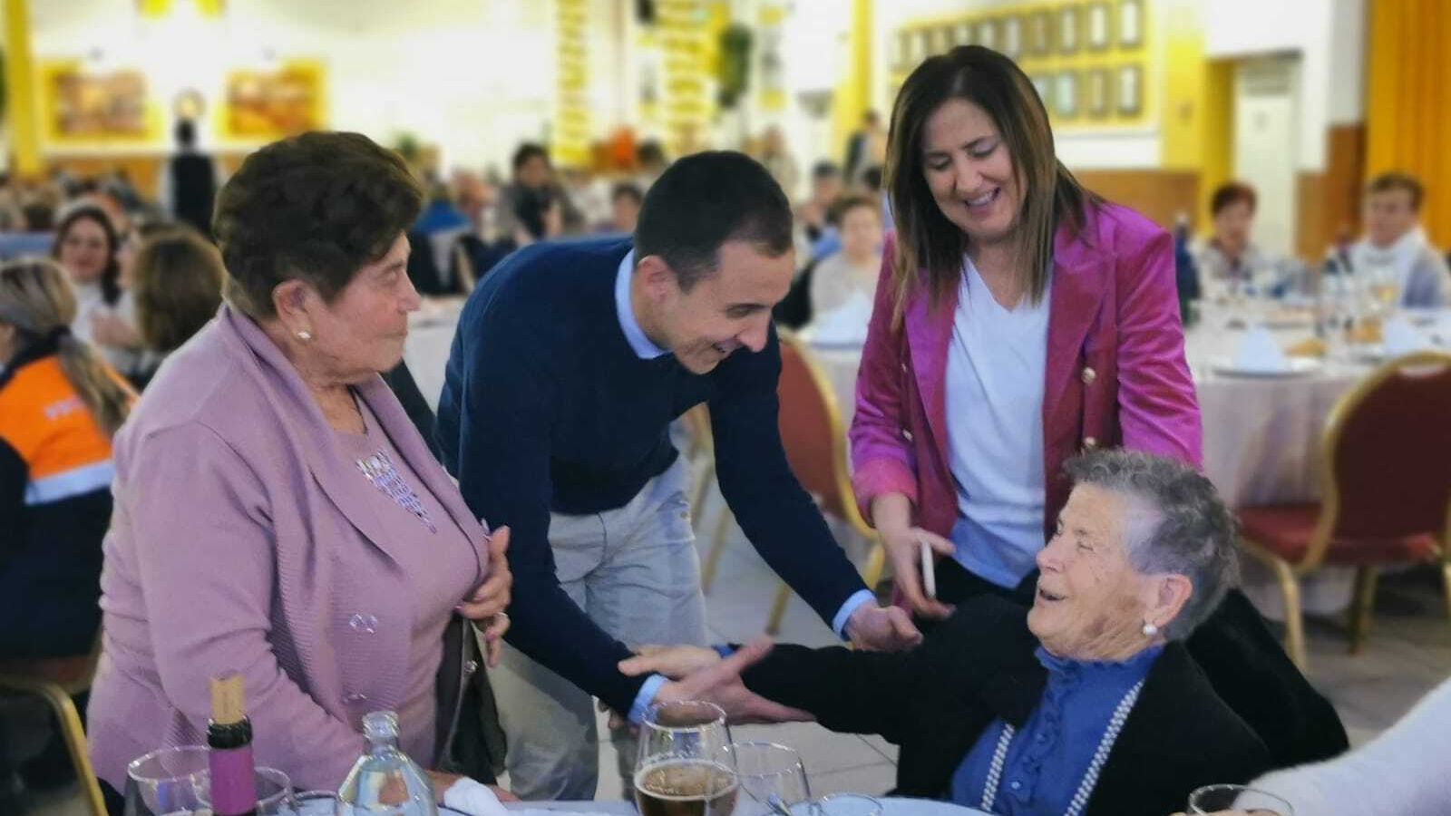 Alfonso García Ramos, alcalde de Vera, conversó con algunas de las asistentes al evento de clausura.
