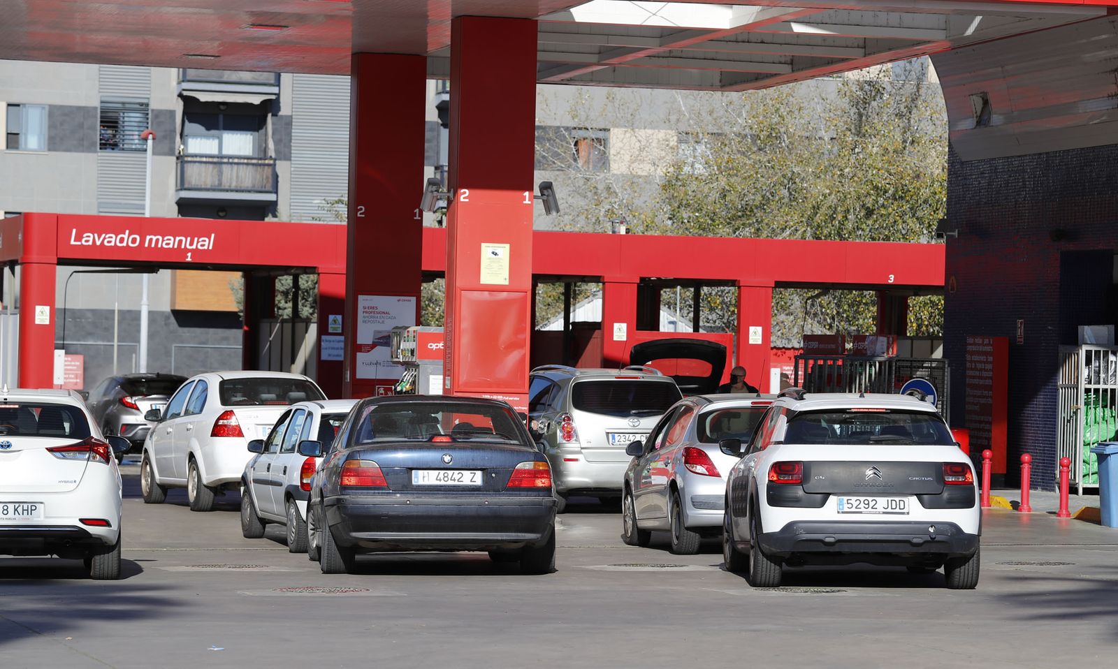 Llenar el depósito cuesta entre 18 y 26 euros más que el año pasado en Huelva