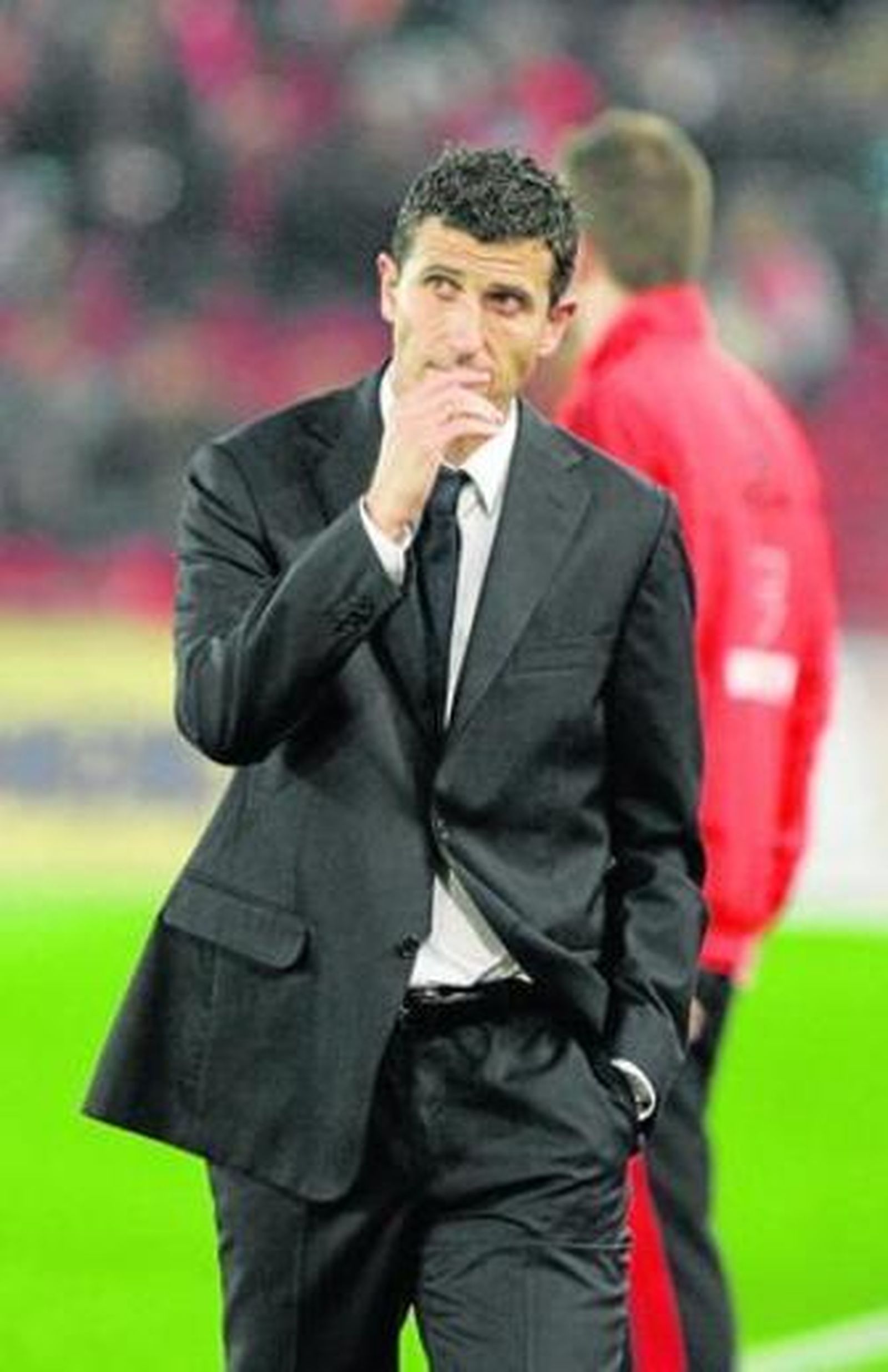 Javi Gracia, técnico del Almería, pensativo durante un partido.