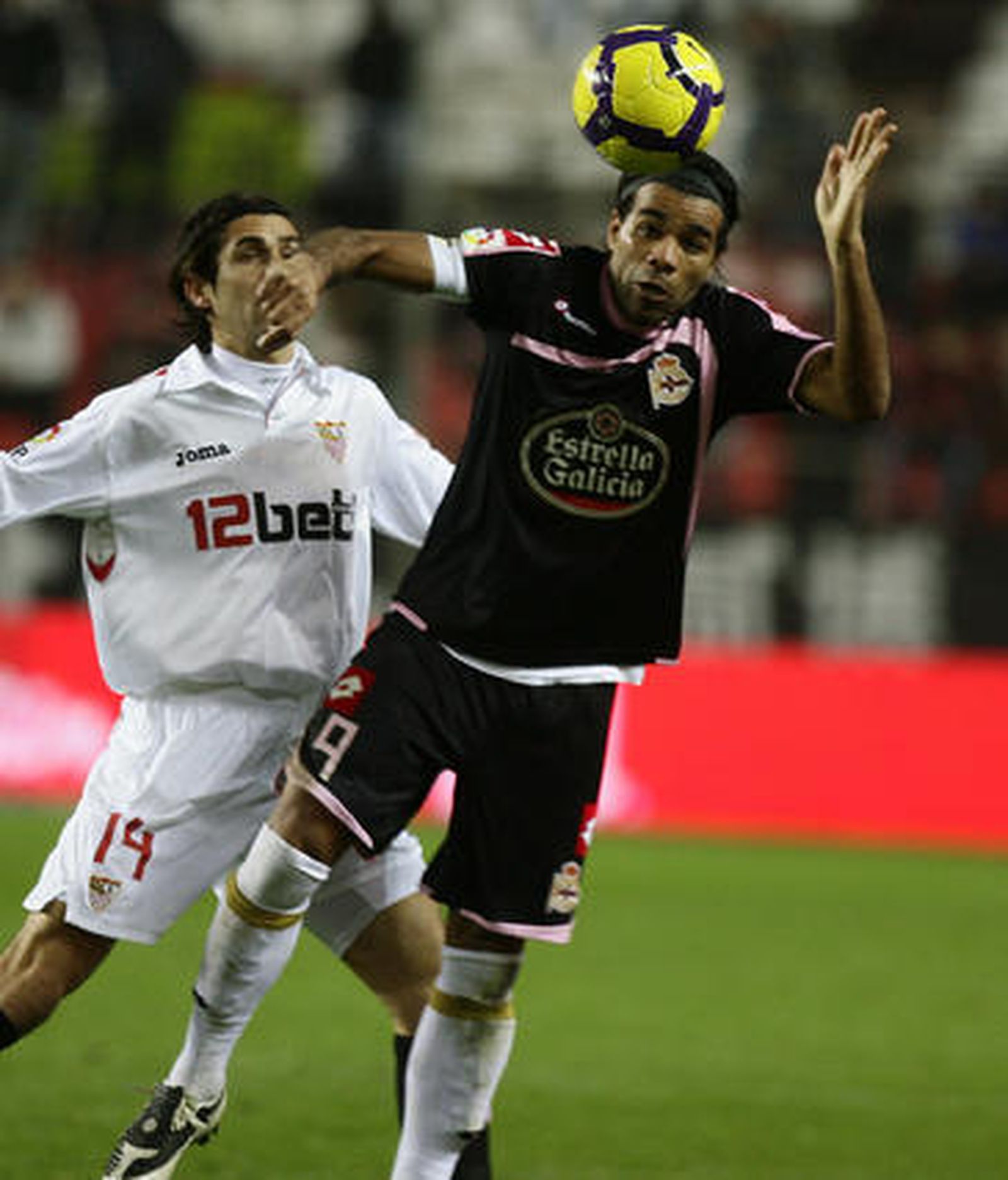 Escudé, que salió en lugar de Dragutinovic por lesión, marca al deportivista Bodipo. / Antonio Pizarro