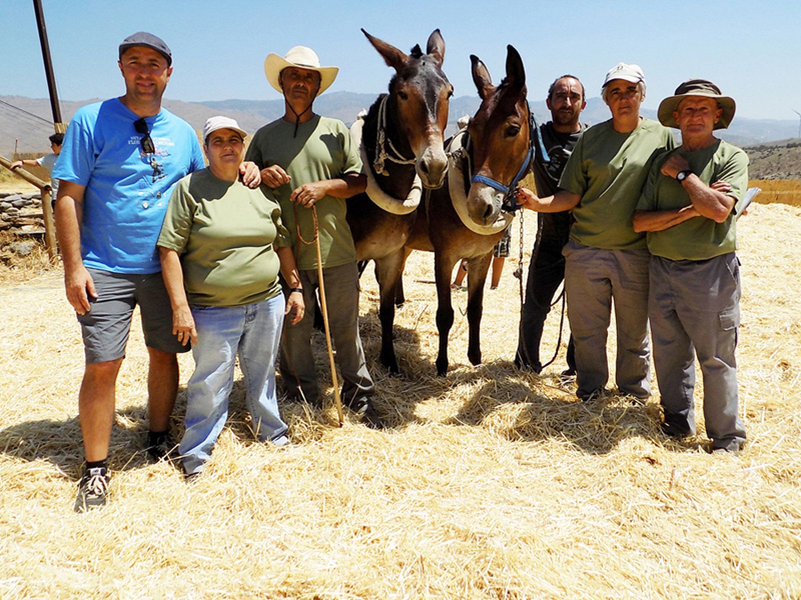 El alcalde junto a integrantes del Centro Ecuestre El Serbal.