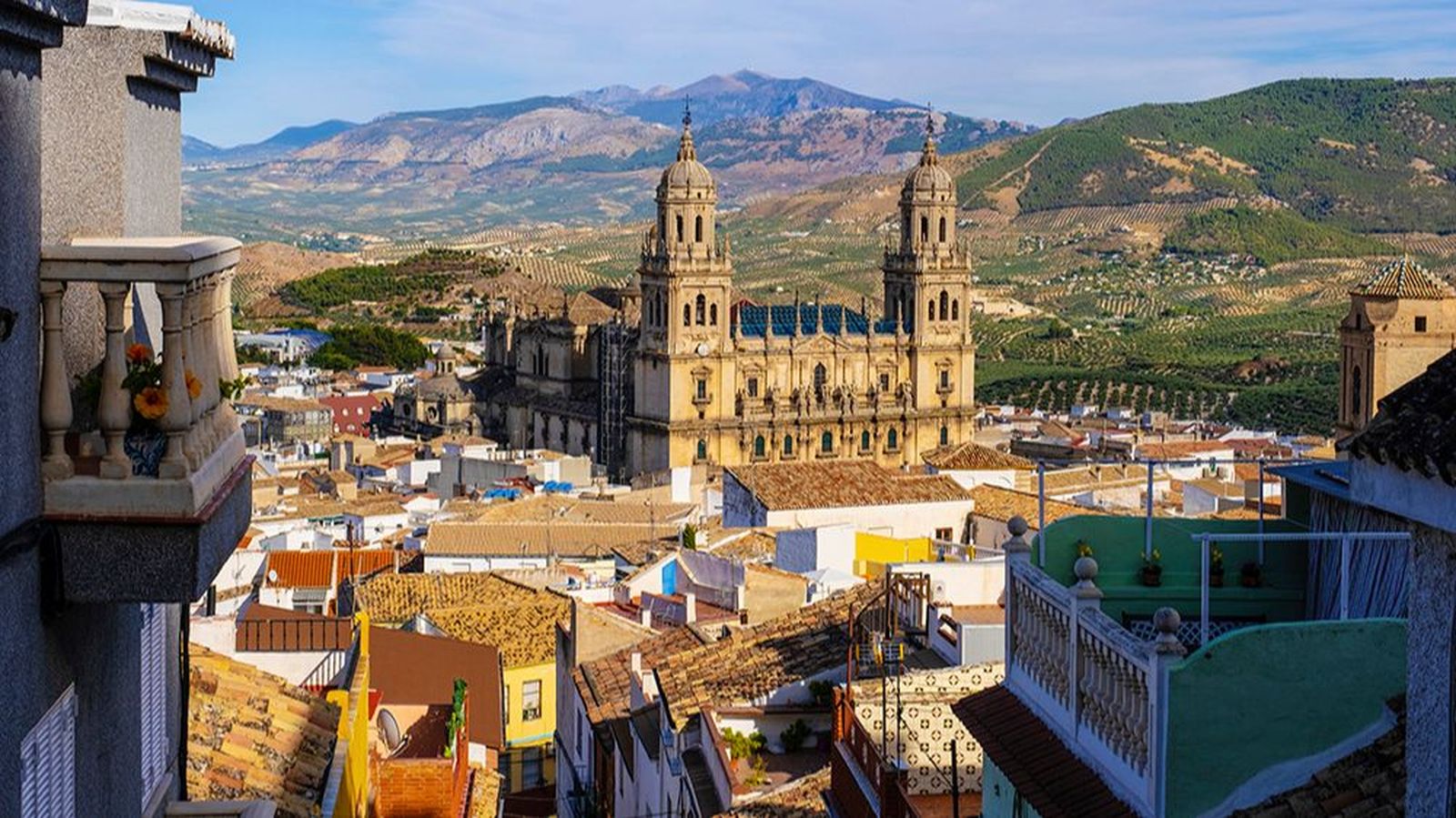 Vista panorámica de Catedral de Jaén, uno de los grandes iconos del patrimonio histórico de Jaén, con el mar de olivares como telón de fondo y la Sierra Sur dibujando el horizonte.