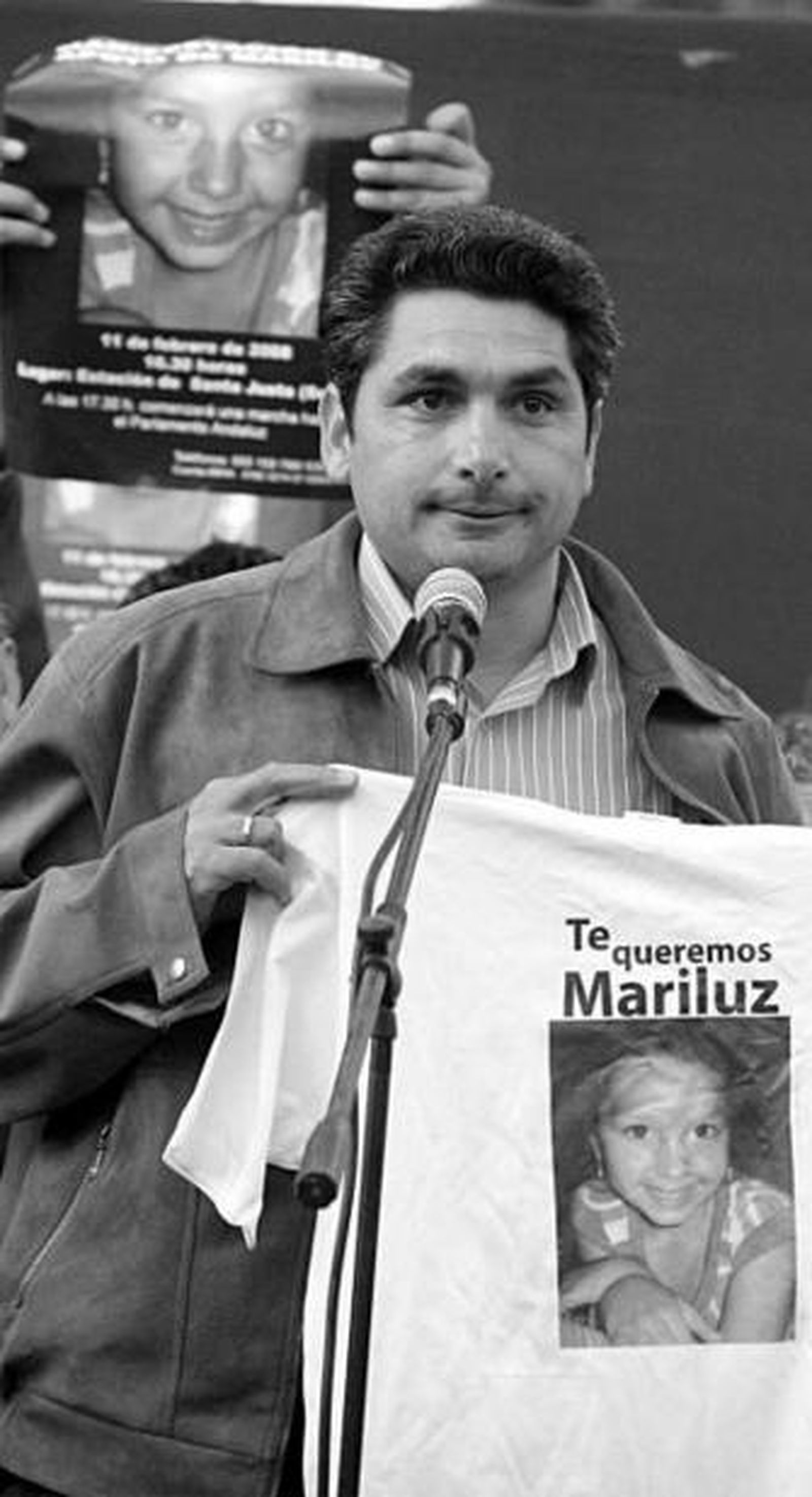 Jua José Cortés mostrando una camiseta con la imagen de su hija.