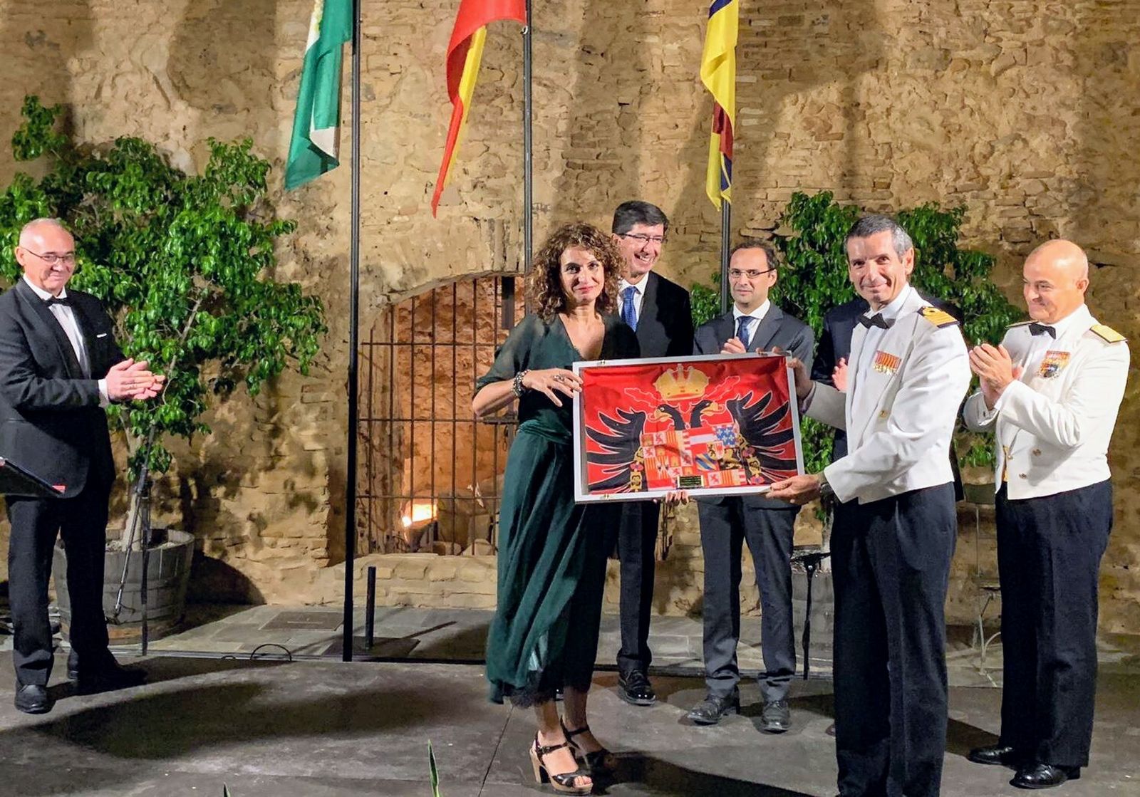 El comandante del buque escuela Juan Sebastián de Elcano, recibiendo el premio Capitán de Galeones 2019 de manos de la ministra de Hacienda.