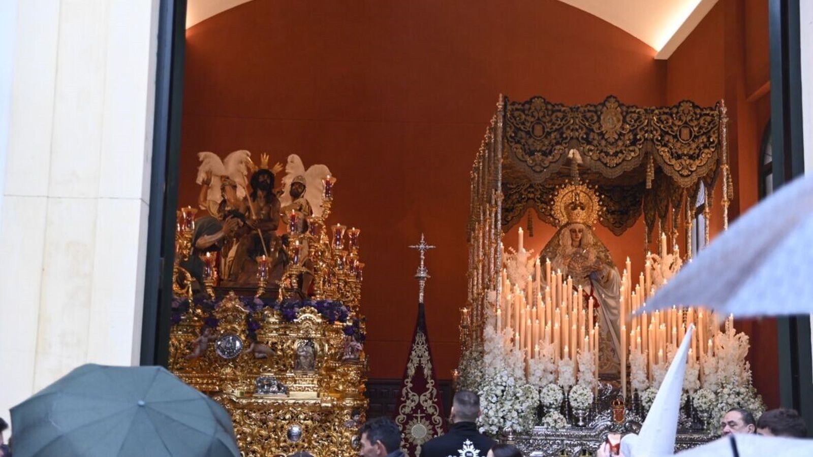 Fieles y devotos rezan ante los titulares de la Merced.