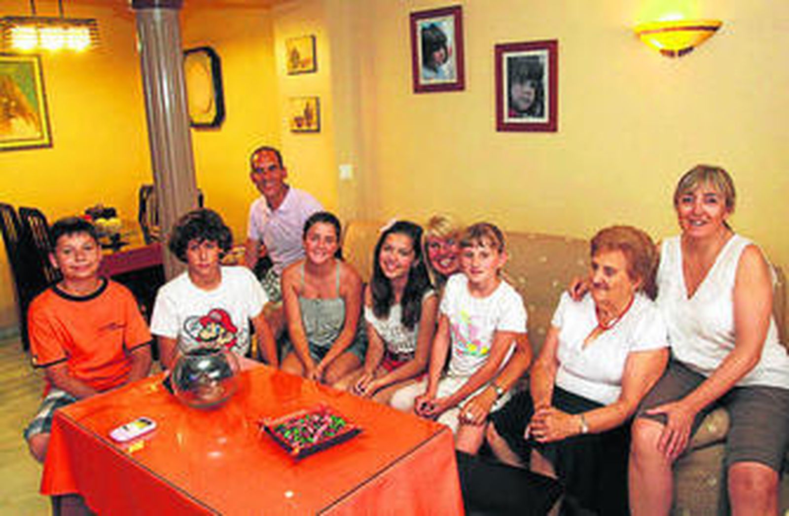 Tres niños de acogida (dos en el centro y uno a la izq.) con sus acogedores.