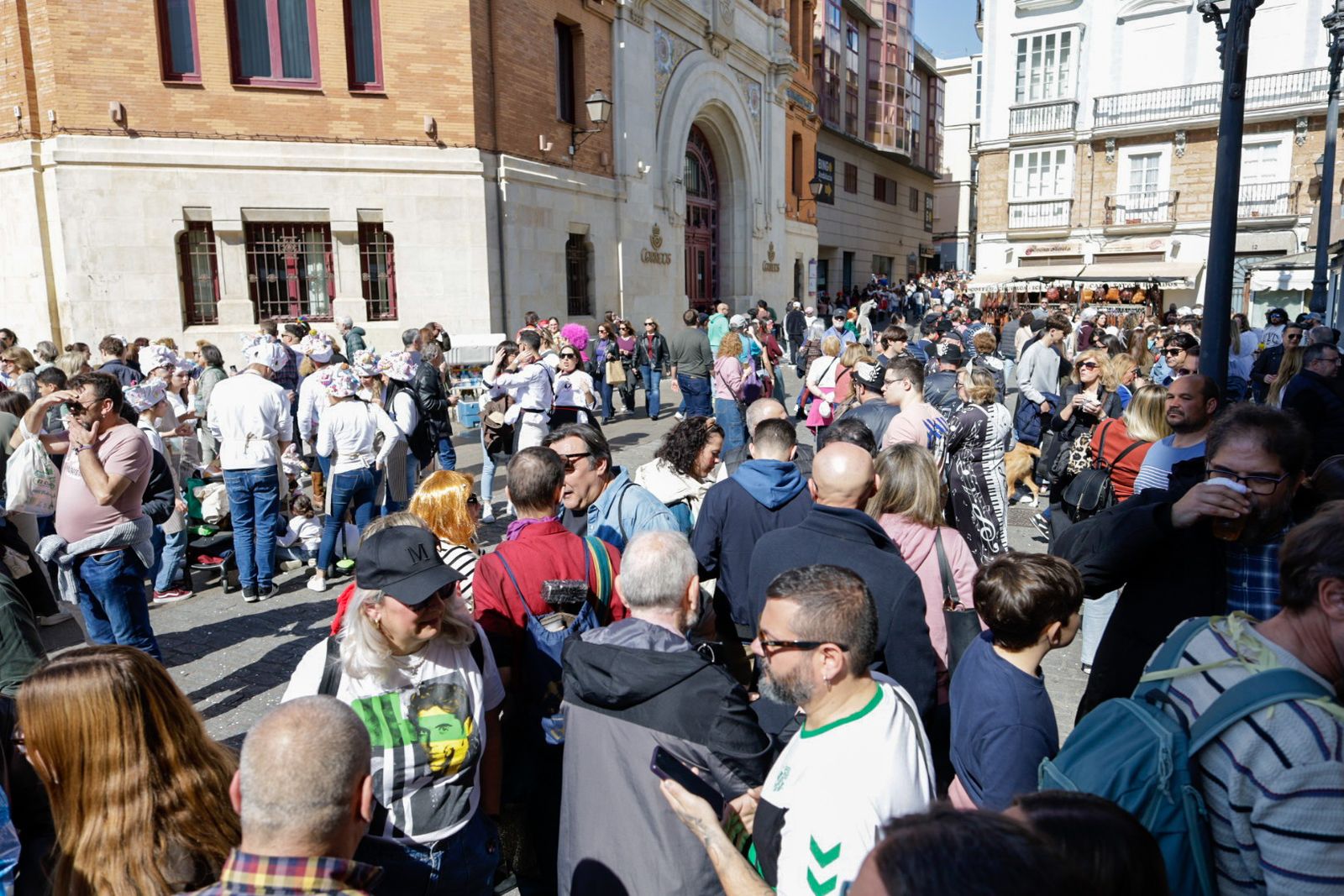 Así vive Cádiz su primer sábado de Carnaval: las imágenes de las batallas de copla y la fiesta en la calle