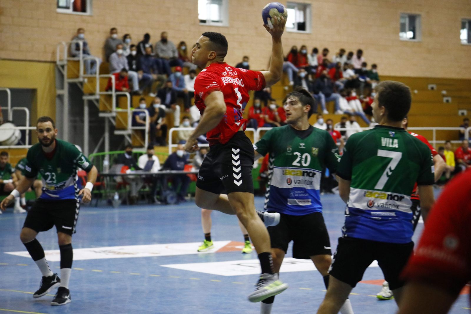 Jeremy Figueredo lanza ante la presión de varios jugadores gallegos.