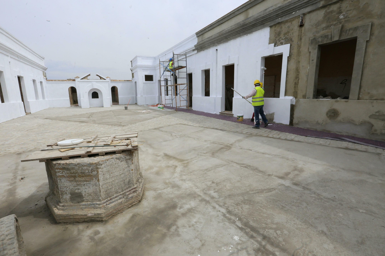 Imagen de archivo de los trabajos de limpieza y pintado del cuartel de la Loma del Puerco.