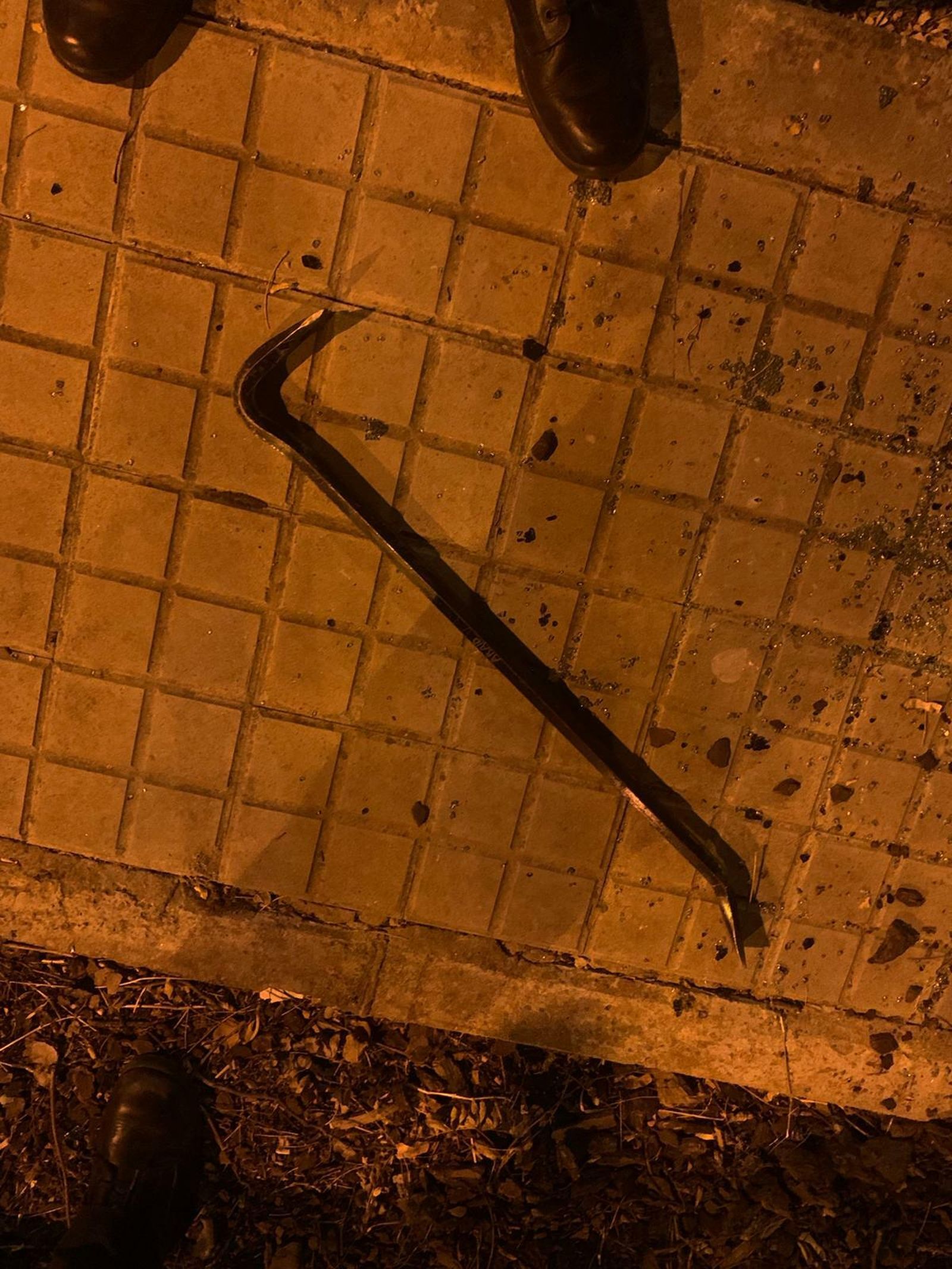 La palanqueta, tirada en el suelo.