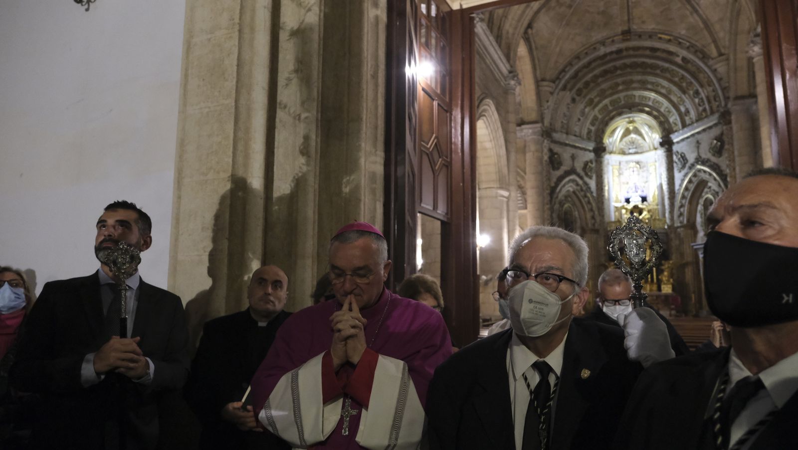 Procesión del Vía Crucis del Santo Cristo de la Escucha en Almería, en imágenes.