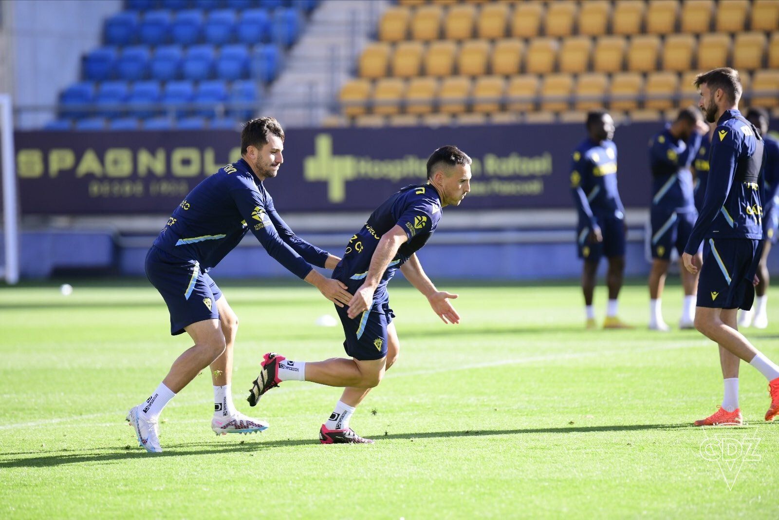 Fede San Emeterio (d) arranca a correr en un entrenamiento.