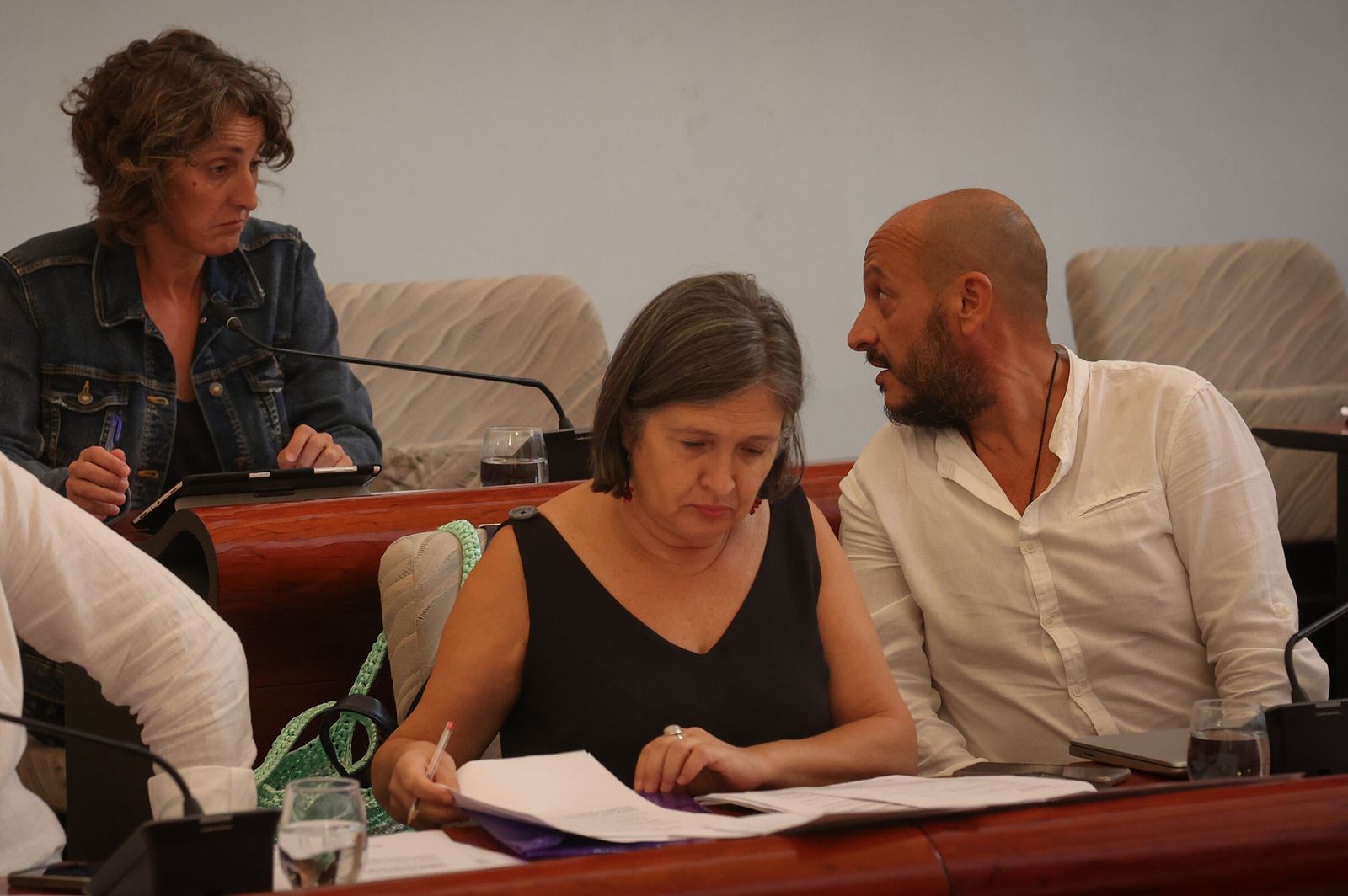 Raúl Ruiz-Berdejo (IU), conversa con Kika González (Ganemos), en presencia de Rocío Monedero (Podemos).