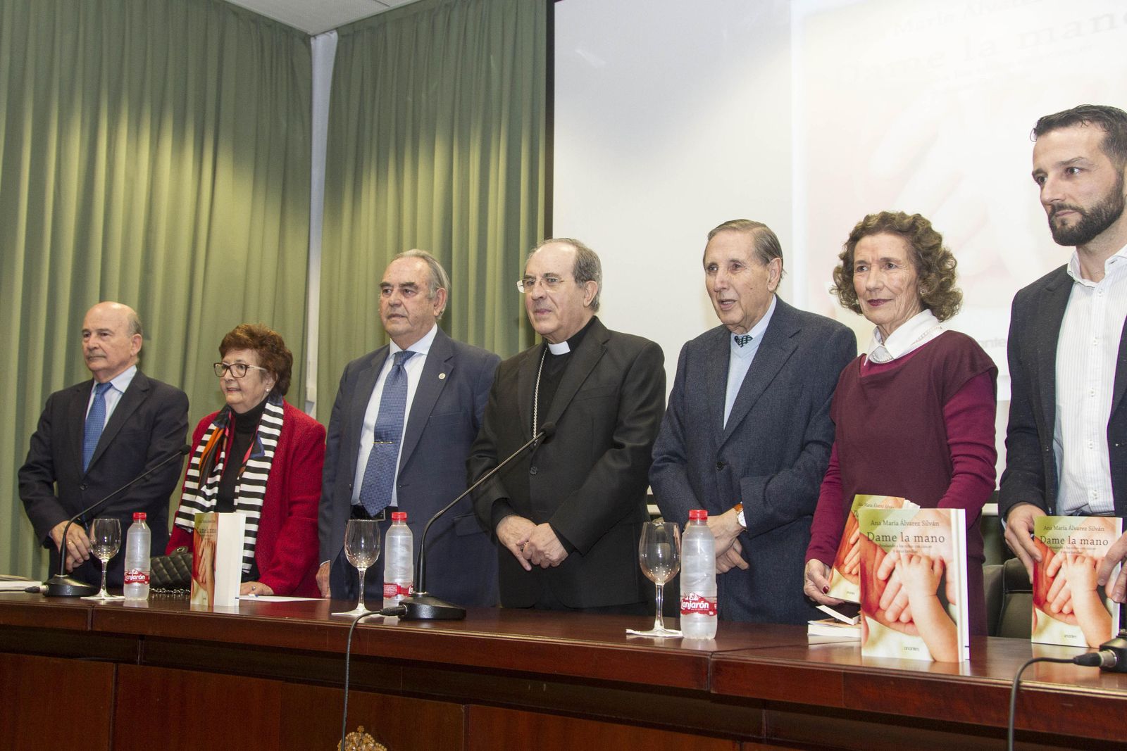 De izquierda a derecha, Julio Cuesta, Ana María Álvarez Silván, Manuel Contreras, del Colegio de Médicos, Juan José Asenjo, arzobispo de Sevilla, Jaime Rodríguez Sacristán, María Luisa Guardiola y el editor Ismael Rojas.
