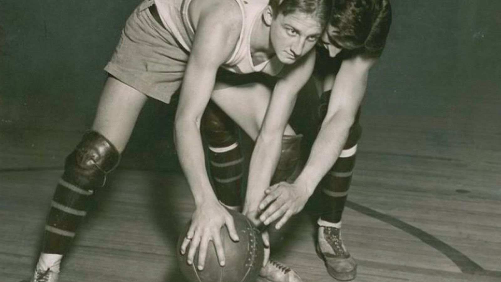 Dos pioneros jugadores de baloncesto