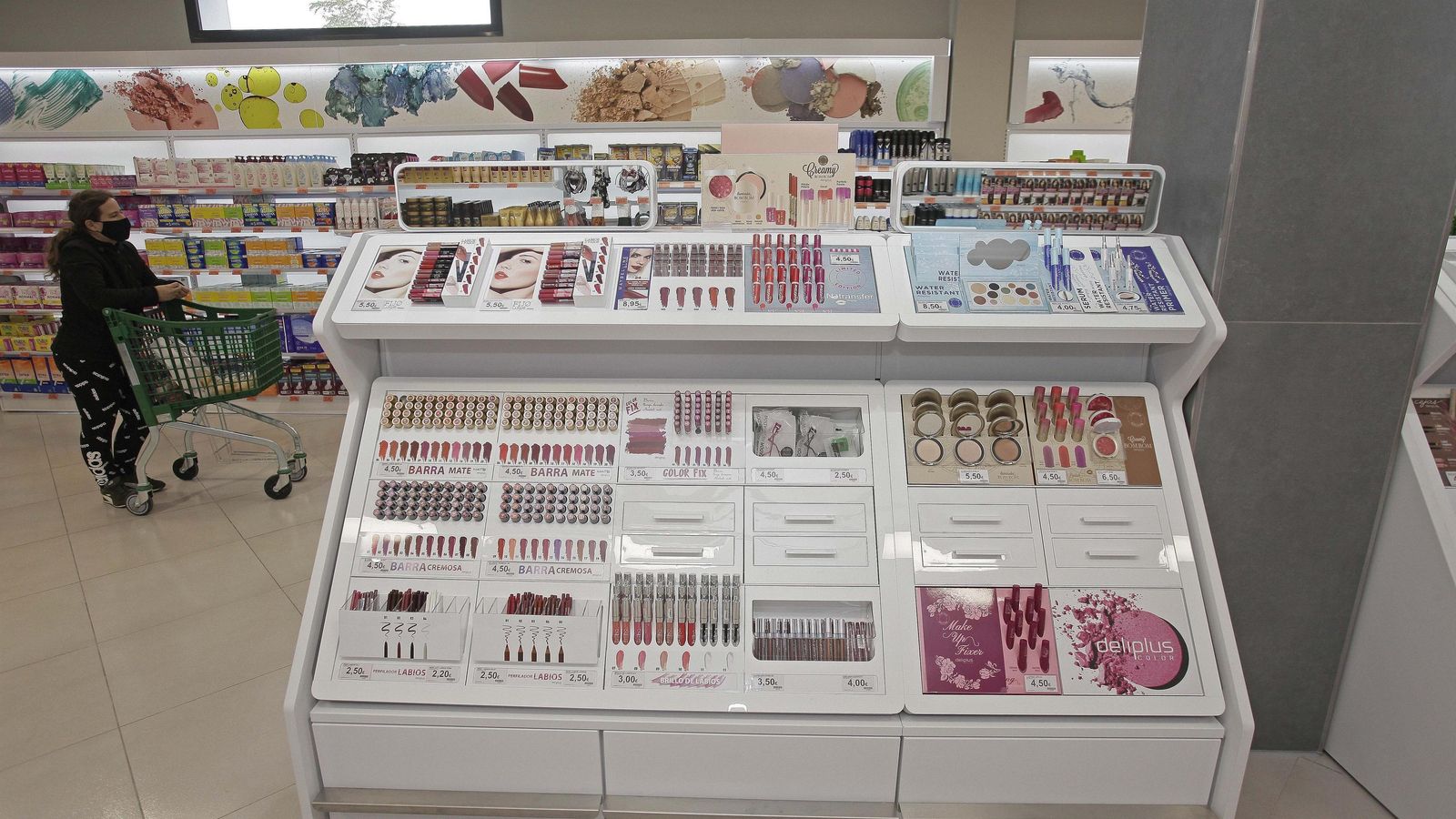 Góndola central para cosmética especializada.