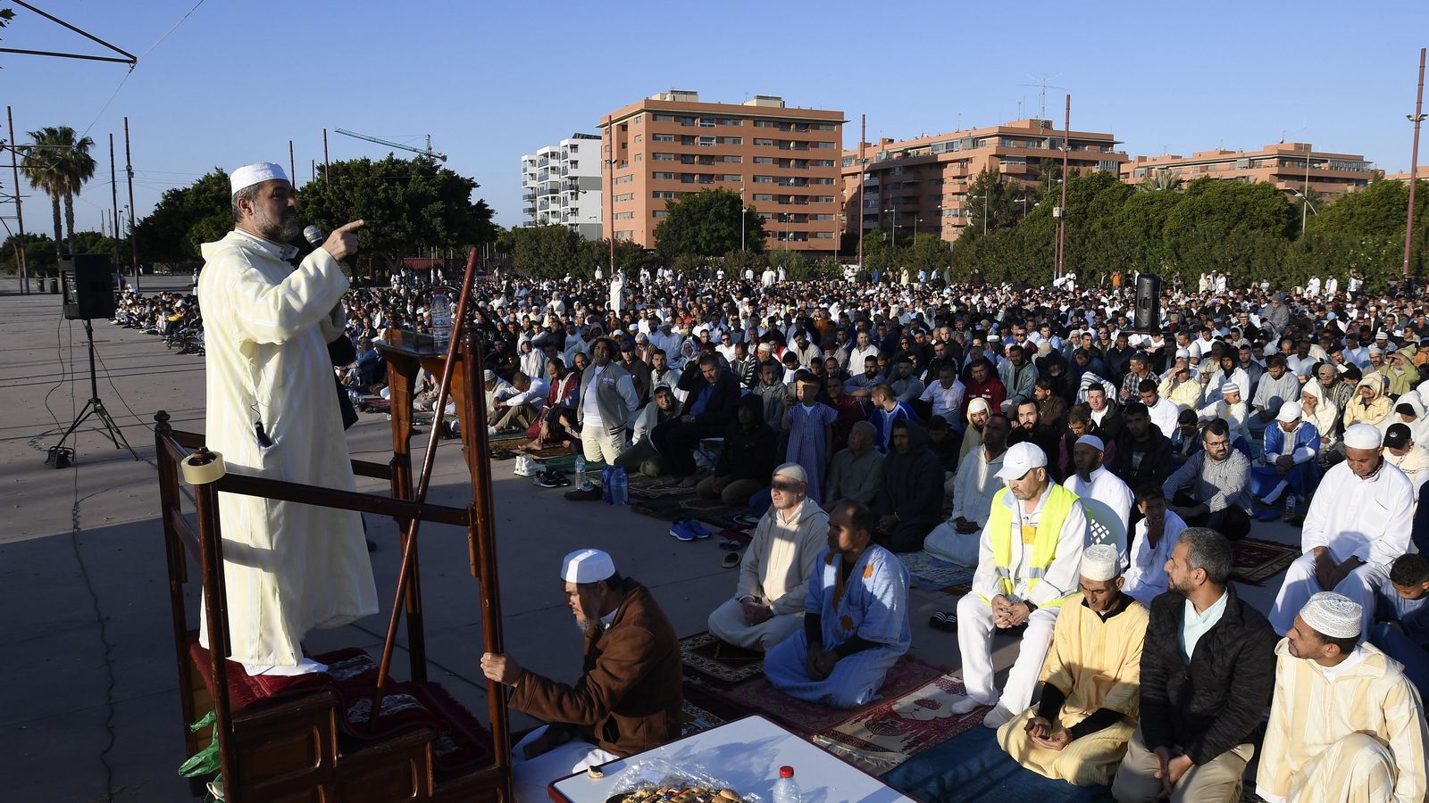 Miles de musulmanes celebran el final del Ramadán en el recinto ferial de Almería.