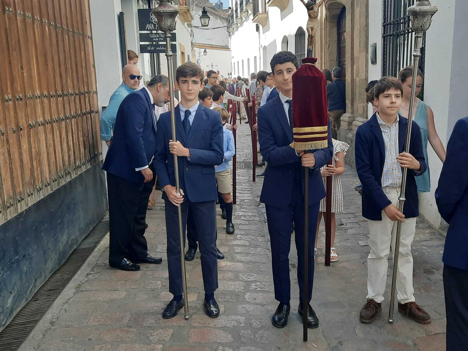Alcorce pasea por la Judería de Córdoba la tradicional Cruz de Mayo, en imágenes