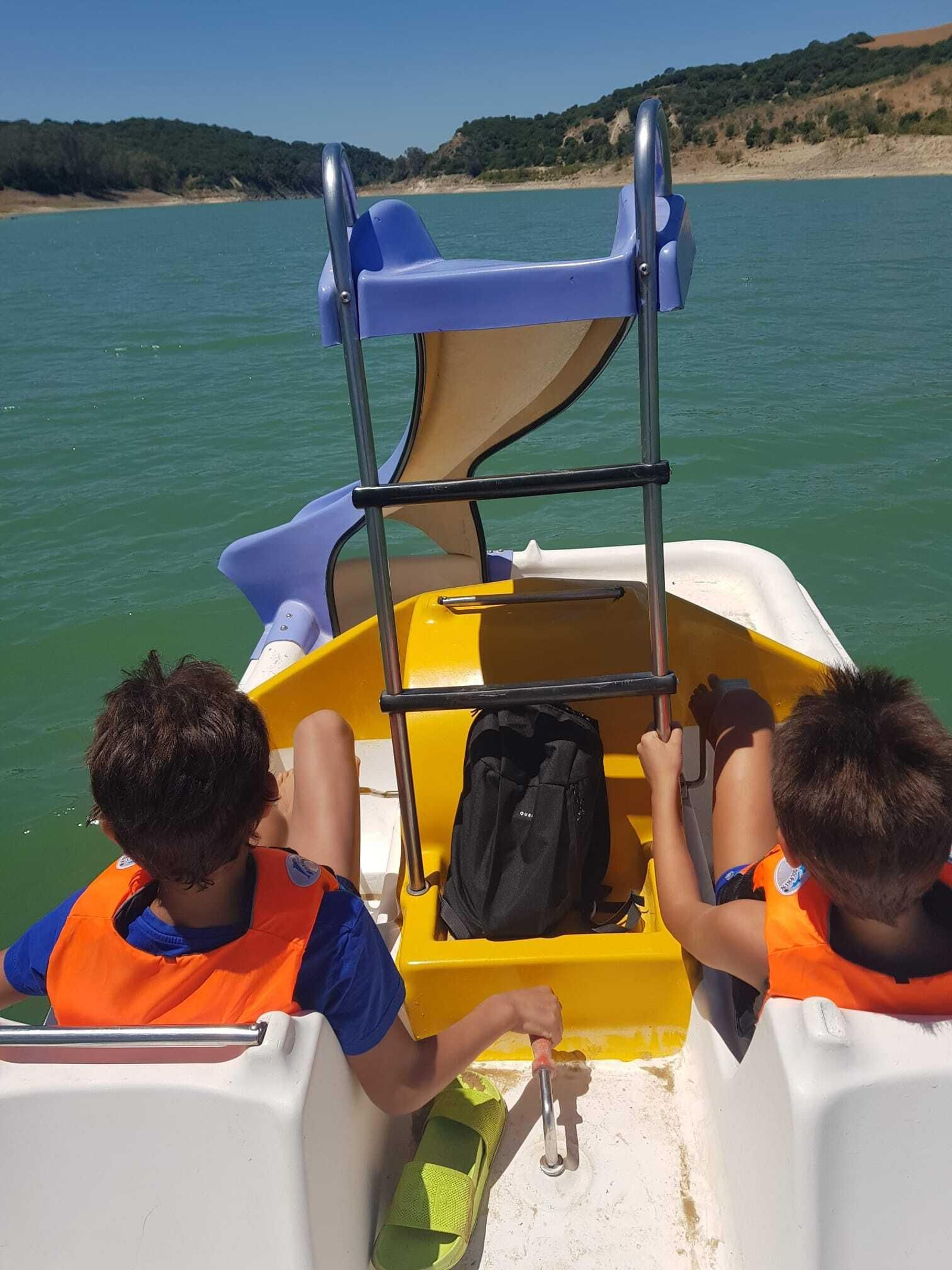 Dos niños disfrutando de juegos náuticos en la estrenada playita de Bornos.