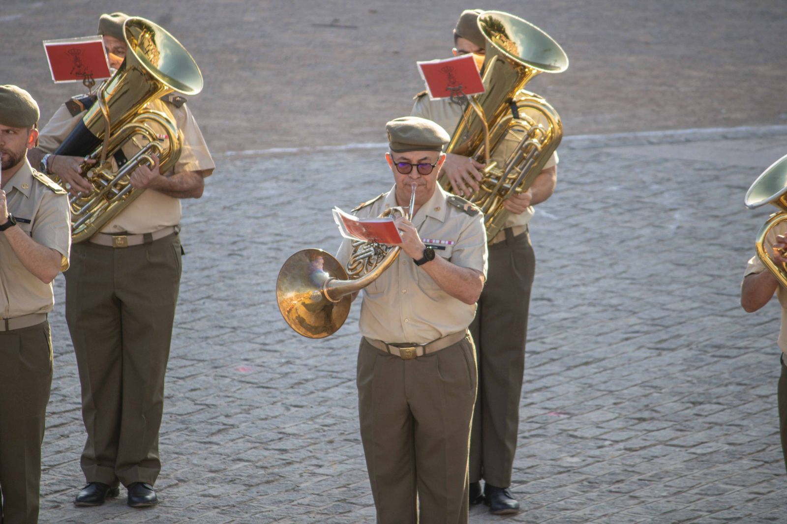 Las bandas de música se lucen antes del Día de las Fuerzas Armadas en Granada
