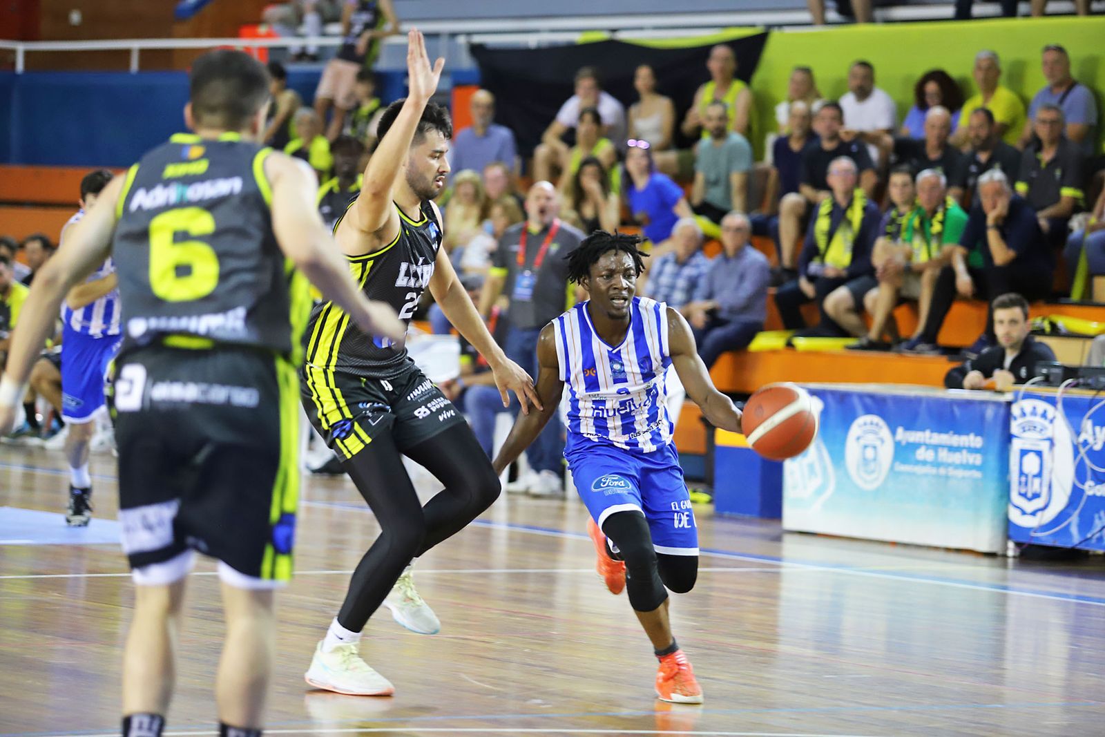 Imágenes de la Primera jornada de la fase final a LEB Plata: Huelva Comercio Viridis vs Refitel Basket Lliria