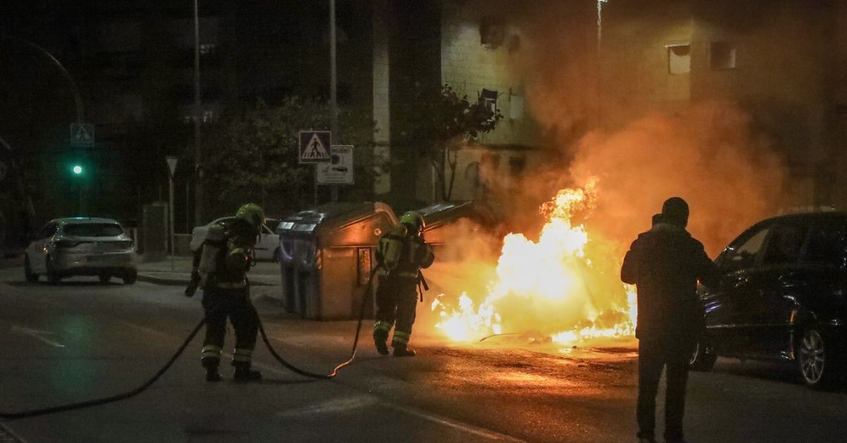 Jueves negro con la quema de otros seis contenedores en Jerez