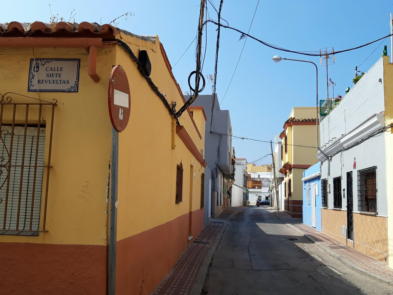 Calle Siete Revueltas de La Línea, una de las incluidas en las obras.