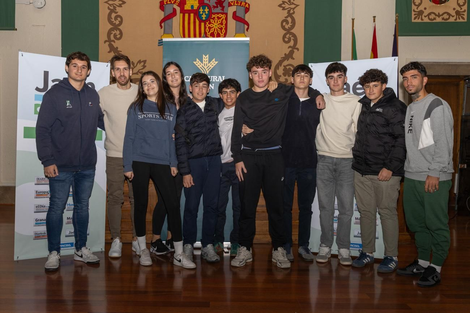 Óscar Lozano, Alan Brandi y Pablo Pérez, protagonistas de 'La tertulia deportiva de Jaén Hoy' en el IES Virgen del Carmen