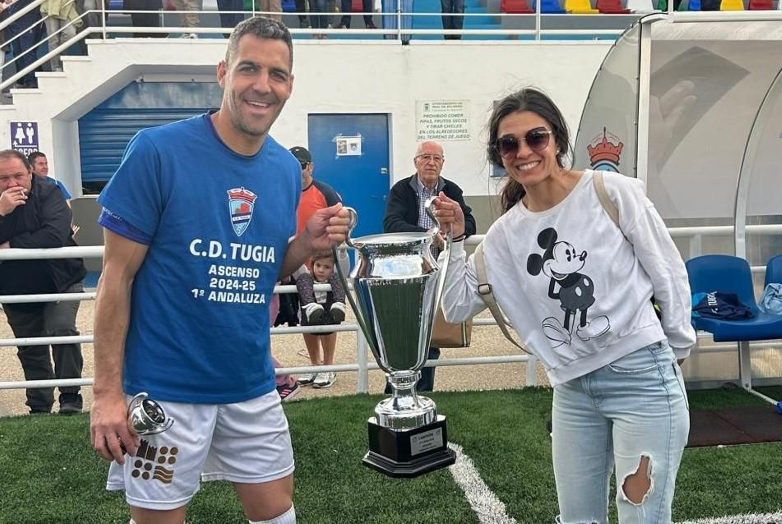 David Negro y su mujer posan con el trofeo de campeones de Segunda Andaluza.