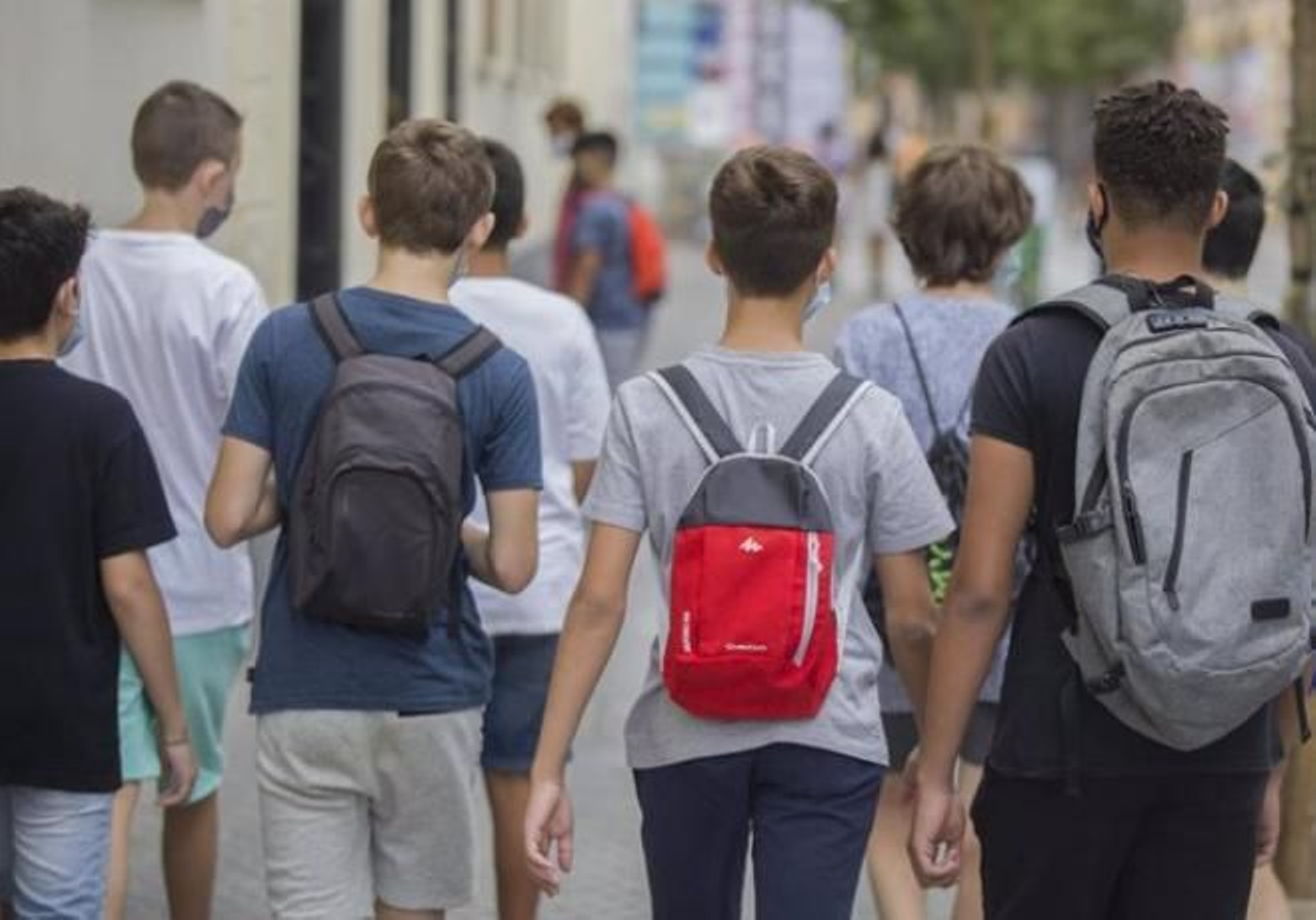 Alumnos entrando al centro escolar.