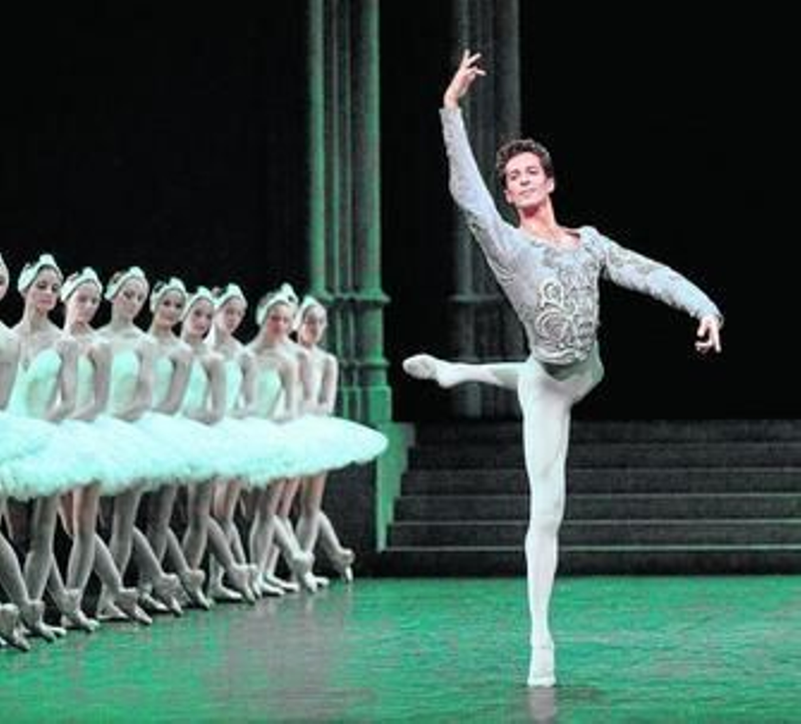 José Carlos Martínez, en el papel de príncipe para 'El Lago de los Cisnes' junto a la Ópera de París.