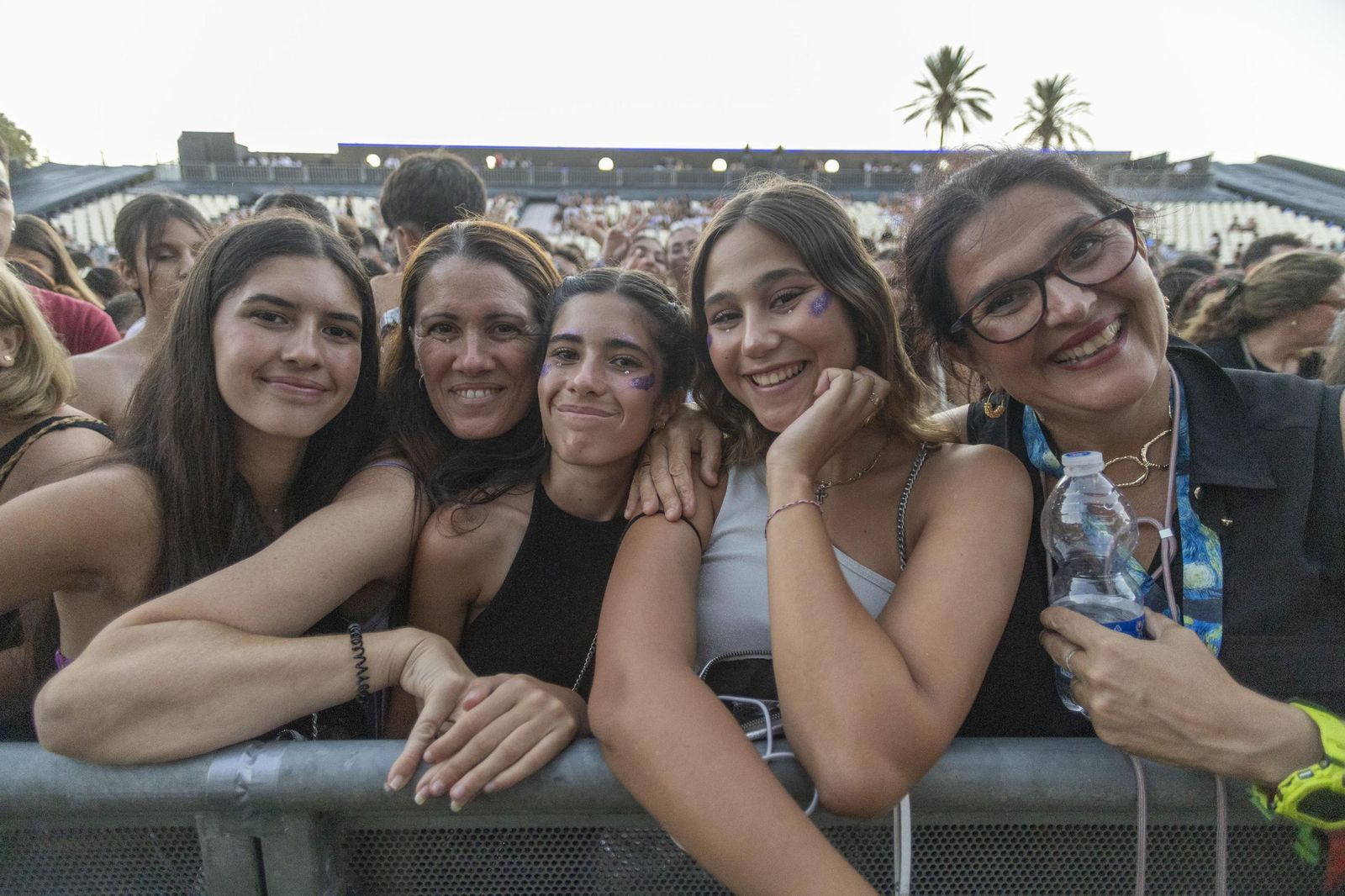 Búscate en las imágenes del concierto de Emilia en Concert Music Festival
