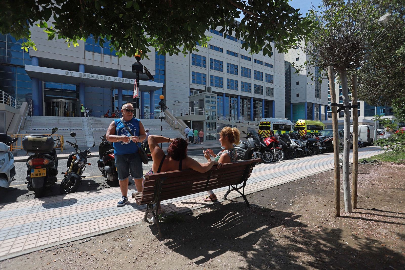 Varias personas en el entorno del Hospital de San Bernardo de Gibraltar.