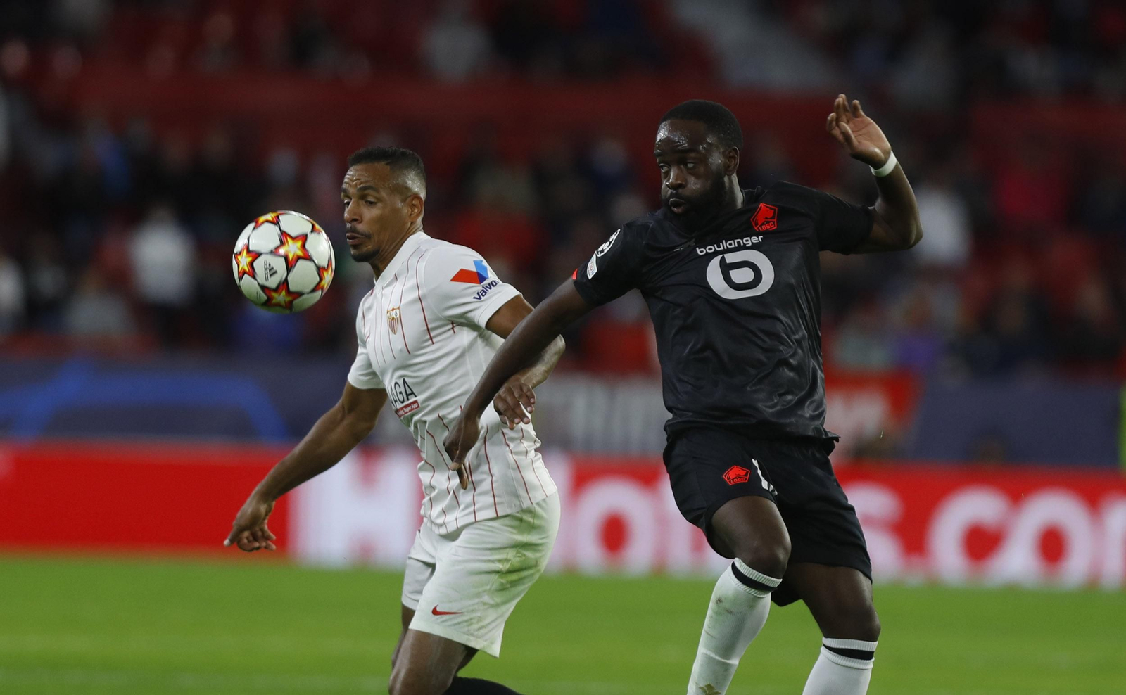 Fernando disputa el balón con Ikone.