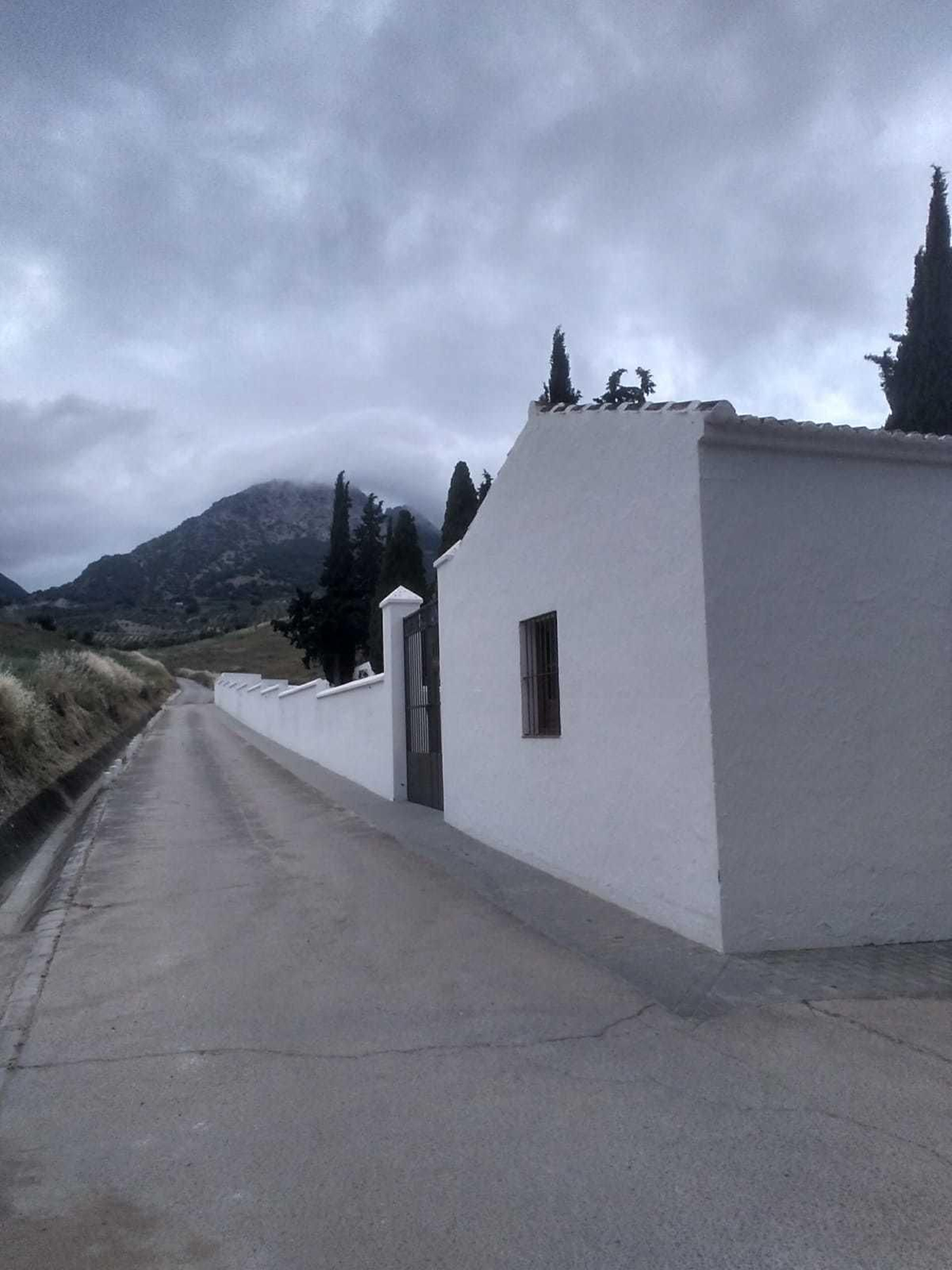 Una vista de la entrada del cementerio, cercano a la sierra, en el que se instaló el sismógrafo.